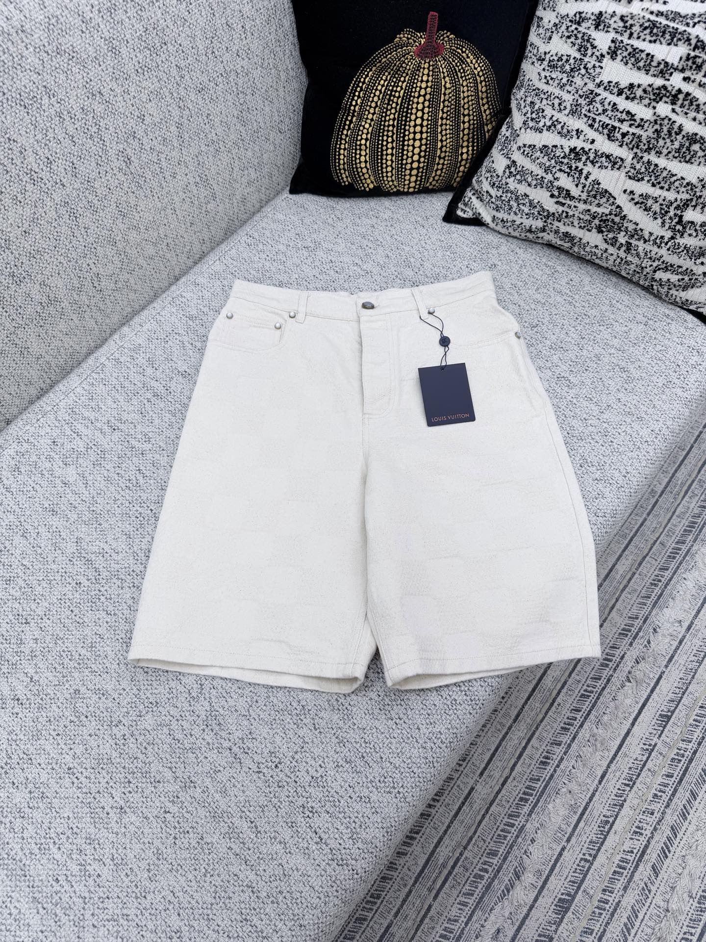 루이비통 26SS 남성 반바지 131746 Louis Vuitton Shorts 썸네일 이미지