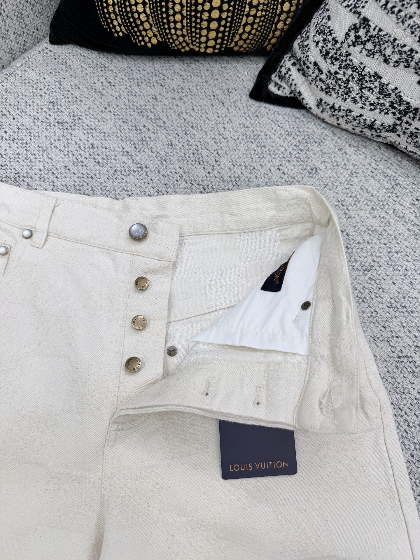 루이비통 26SS 남성 반바지 131746 Louis Vuitton Shorts 썸네일 이미지