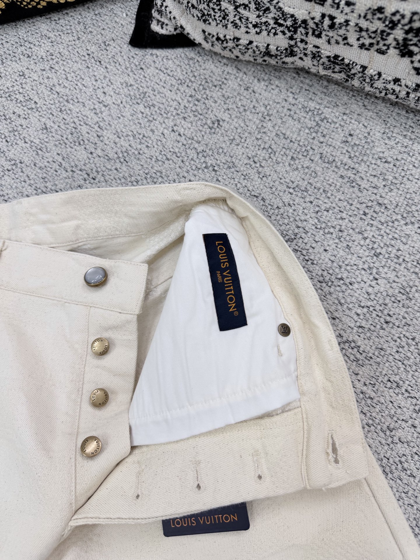 루이비통 26SS 남성 반바지 131746 Louis Vuitton Shorts 썸네일 이미지