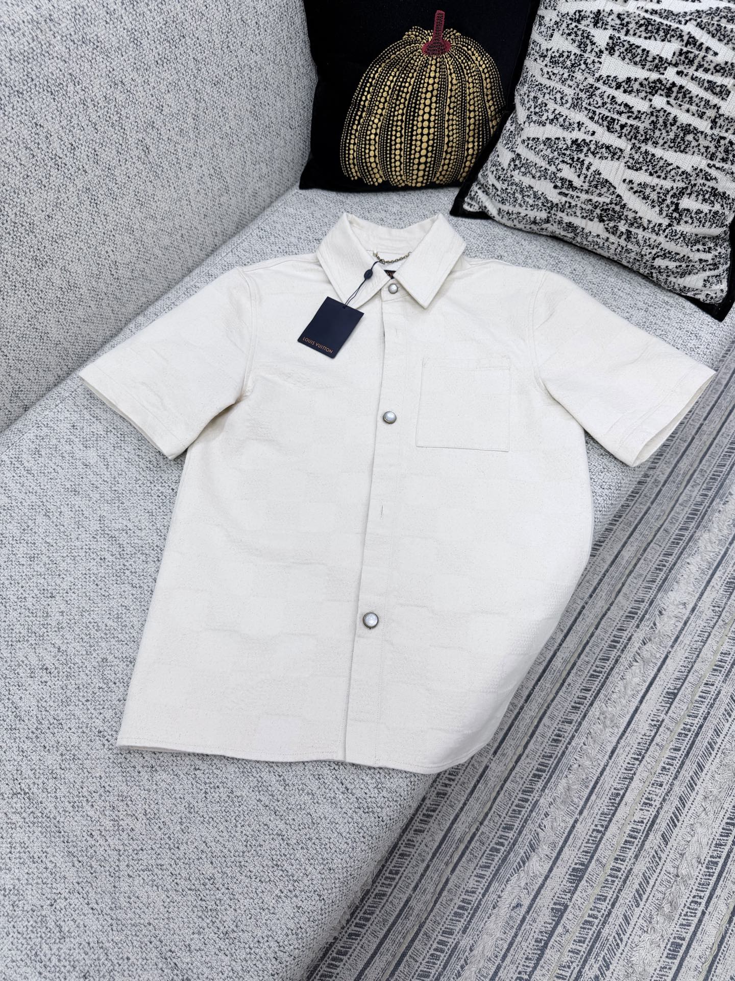 루이비통 26SS 남성 반팔 131745 Louis Vuitton T Shirt 썸네일 이미지