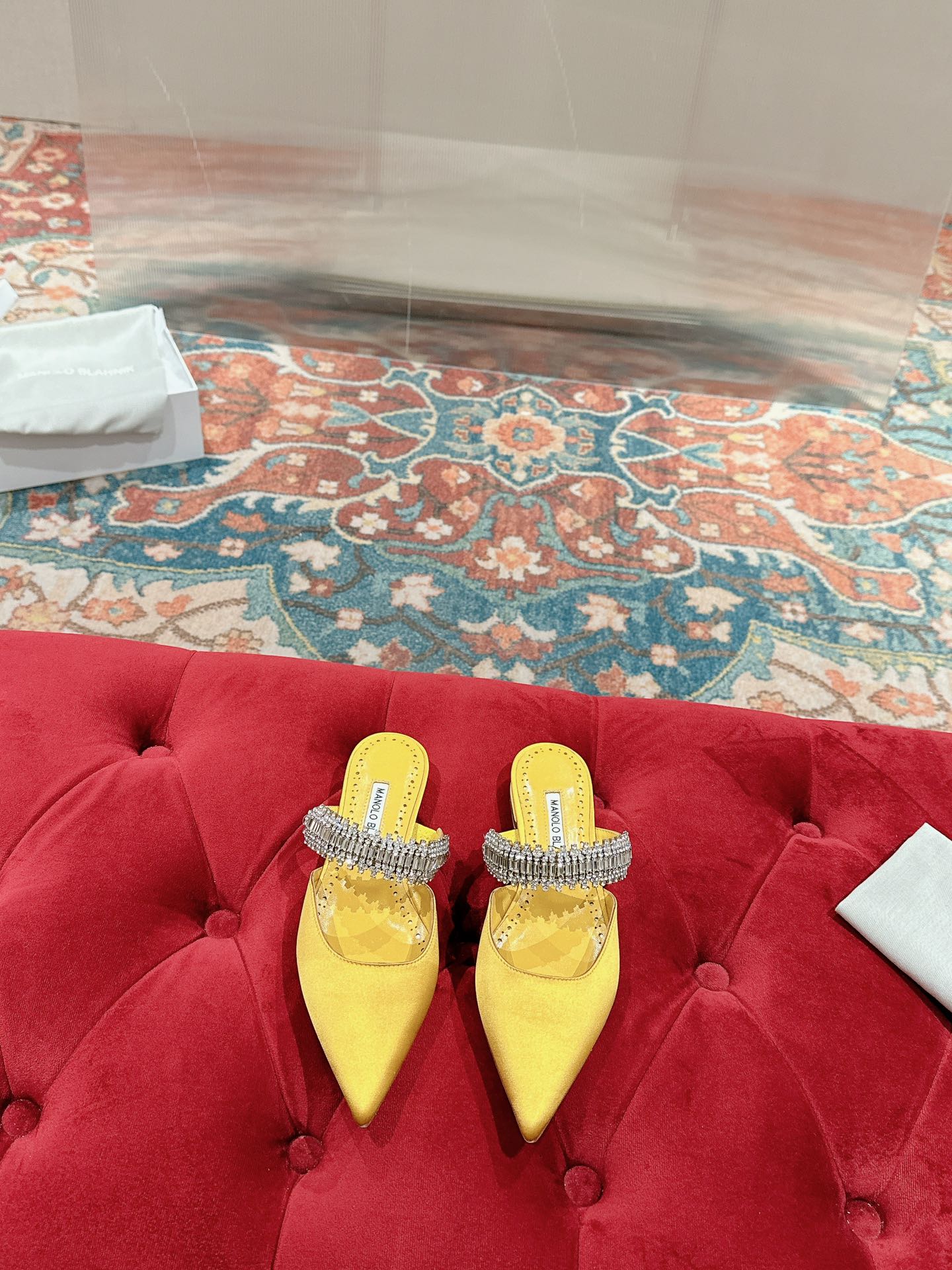 NO:592427,Top version [Manolo Blah*k] Four Seasons classic 'LURUM' Swarovski crystal silk satin mules and high heels. Top purchasing version. Ultra-exquisite one-to-one zero-distance creation!  Use the best materials to create the best shoes!  Crystal inlay, pointed toe, stiletto heel, neat, classic and timeless design lines and colorful tones, definitely the favorite in the shoe cabinet of high-heeled shoes fans. Real silk satin fabric imported from Italy, crystal inlay, top sheep grade leather lining, Italian real leather sole, flat bottom, 10cm size: 35-39 (34.40.41.42 custom-made, non-refundable), half drag, manolo blahnik, swarovski, high heels, real silk, silk fabric19860909顶级版本【Manolo Blah*k】四季经典款“LURUM”施华洛世奇水晶丝绸缎面穆勒鞋高跟鞋 顶级代购版本 超精致一比一零离距打造！用最好料材打造最好鞋子！ 水晶镶嵌 尖头 细高跟 利落、经典永恒的设计线条和缤纷色调,绝对是高跟鞋迷们鞋柜里的挚爱 意大利进口真丝绸缎面料 水晶镶嵌 顶羊级皮内里 意大利真大皮底 平底 10cm 码数:35-39（34.40.41.42定做不退换）,半拖,manolo blahnik,swarovski,high heels,real silk,silk fabric,Women's Shoes