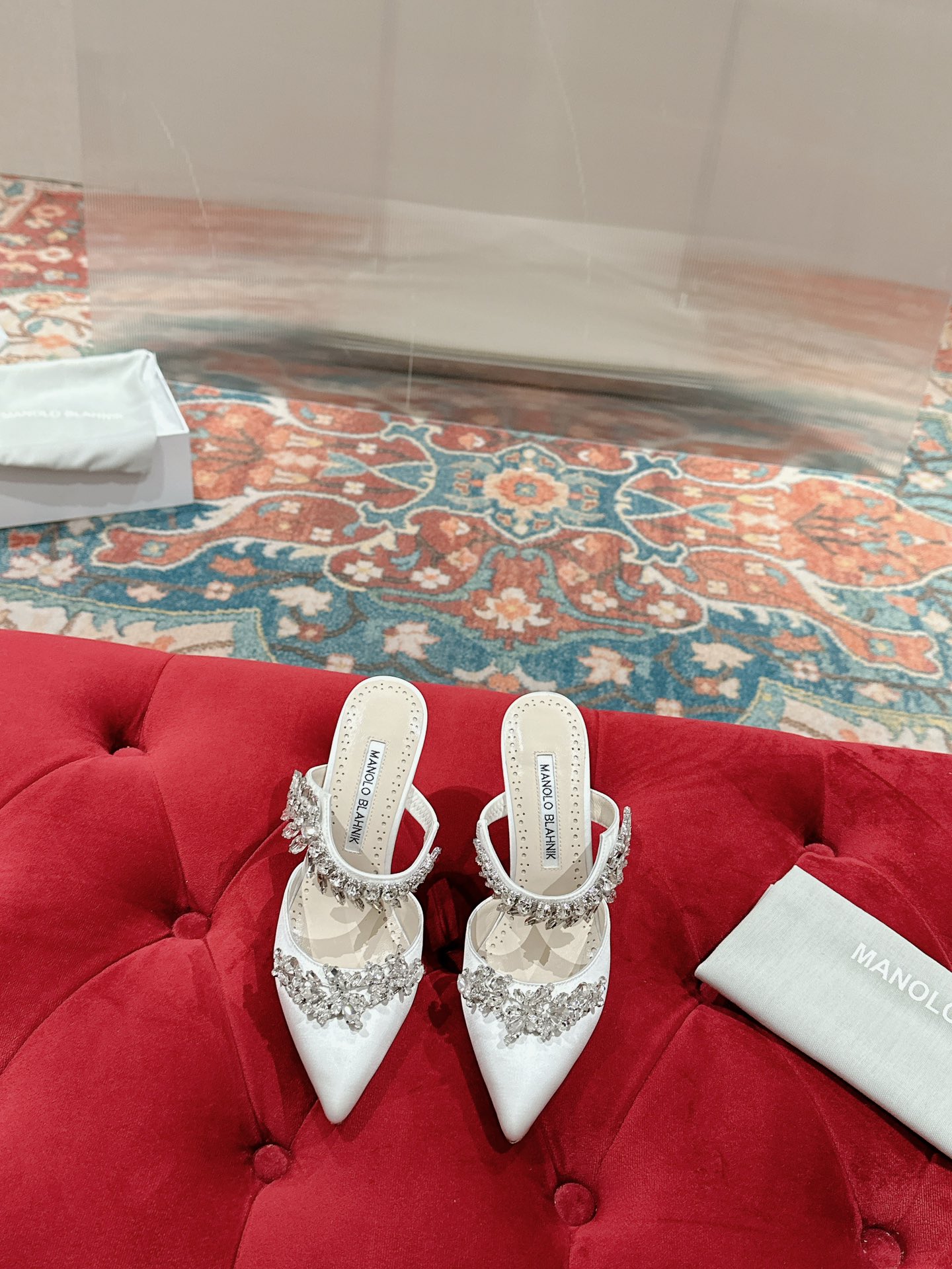 NO:592424,Top version [Manolo Blah*k] Four Seasons classic 'LURUM' Swarovski crystal silk satin mules and high heels. Top purchasing version. Ultra-exquisite one-to-one zero-distance creation!  Use the best materials to create the best shoes!  Crystal inlay, pointed toe, stiletto heel, neat, classic and timeless design lines and colorful tones, definitely the favorite in the shoe cabinet of high-heeled fans. Real silk satin fabric imported from Italy, crystal inlay, top grade leather lining, Italian real leather sole, flat bottom, 9cm size: 35-39 (34.40.41.42, custom-made, non-returnable), half-slip high heels, manolo blahnik, swarovski, high heels, real silk, silk fabric19860909顶级版本【Manolo Blah*k】四季经典款“LURUM”施华洛世奇水晶丝绸缎面穆勒鞋高跟鞋 顶级代购版本 超精致一比一零离距打造！用最好料材打造最好鞋子！ 水晶镶嵌 尖头 细高跟 利落、经典永恒的设计线条和缤纷色调,绝对是高跟鞋迷们鞋柜里的挚爱 意大利进口真丝绸缎面料 水晶镶嵌 顶羊级皮内里 意大利真大皮底 平底 9cm 码数:35-39（34.40.41.42定做不退换）,半拖高跟鞋,manolo blahnik,swarovski,high heels,real silk,silk fabric,Women's Shoes