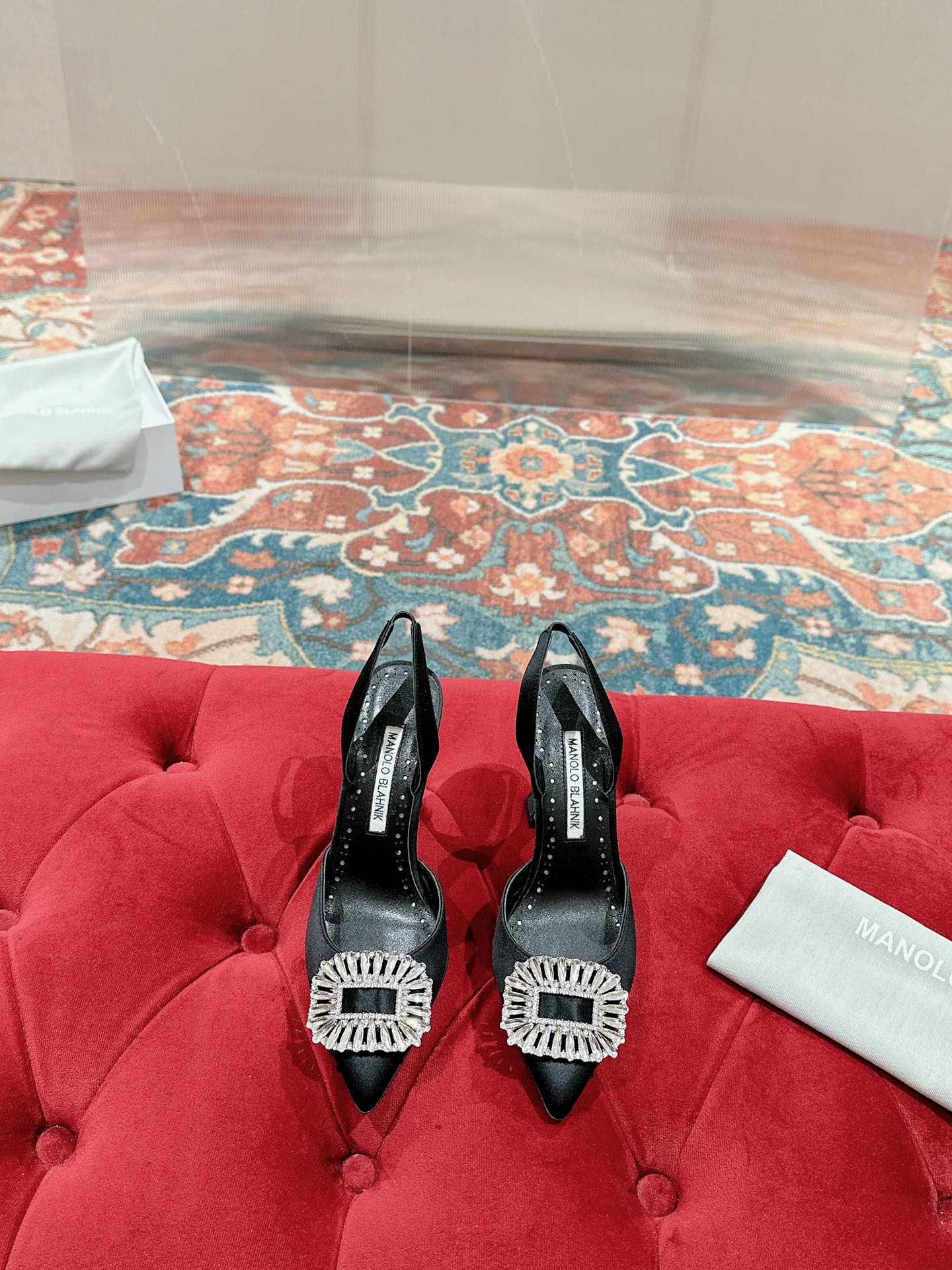 NO:592420,MANOLO BLAHNlK Swarovski crystal-embellished buckle high heels. MB has always been the shoe that every girl dreams of. Mr. Big used it to propose to Carrie in Sex and the City. After so many years, women still love MB. The highest quality purchasing agent to create the pinnacle of luxury. 1:1 customization. Original customized imported cowhide. Original imported leather sole from Italy. Heel height 8cm.  35-39 (34.40.41 customization is not returnable), high heels and sandals, manolo blahnik, swarovski, sandals, high heels, cowhide19860909MANOLO BLAHNlK 施华洛世奇水晶饰搭扣高跟鞋 MB一直是每个女生梦寐以求的美鞋 欲望都市中Mr Big拿着它向Carrie求婚 这么多年过去了 女人们依旧爱着MB.代购级最顶级品质 打造奢华顶峰之作   1:1定制  原版定制进口牛皮  原版意大利进口真皮底  跟高8cm  35-39（34.40.41定制不退换）,高跟鞋凉鞋,manolo blahnik,swarovski,sandals,high heels,cowhide,Women's Shoes