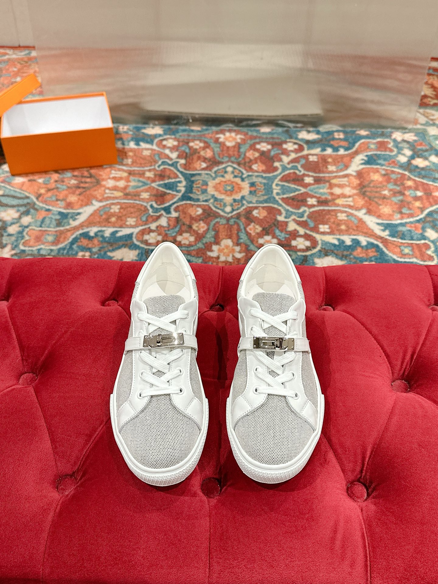 NO:407520,Women's, men's Herme's, created with straight-line fine products, I fell in love with it as soon as I opened the packaging. This year, every sneaker in Malaysia is so cute that it is unique. The overall design of the shoes is very refreshing, with a sense of luxury, and the fashion matches more international. This is the aura of a big brand!  The H family rarely produces flat casual shoes and is a style that is matched with classic palladium-plated Kelly shoe buckles!  Create a fashionable urban style, which reflects the noble and elegant style of Aes!  Materials imported cowhide from Italy, inner lining + foot pad imported sheepskin original customized outsole sizes 35~40, men's model 39-44 (women's model 41, men's model 45 can be customized without return or exchange), casual shoes/sports shoes, hermes, sneakers, cowhide, sheepskin19860909女款,男款 Herme's爱仕,直线精品打造,一打开包装就深深地爱上了,今年大马家的每一款运动鞋都让人爱不释手,时尚就是要与众不同. 鞋子的整体设计是非常清爽的,自带高级感,将时尚搭配的更加国际化,这就是大牌的气场！ H家族很少出平底休闲鞋而且是搭配经典镀钯Kelly鞋扣的款式！打造时尚都市造型,非常体现爱仕高贵典雅风格！ 选材意大利进口牛皮 内里+垫脚进口羊皮 原版定制大底 码数女码35~40,男款39-44（女款41,男款45可定做不退换）,休闲鞋/运动鞋,hermes,sneakers,cowhide,sheepskin,Women's Shoes