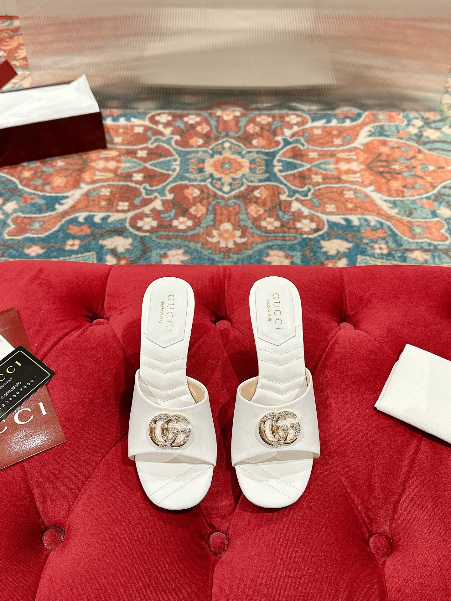 NO:444333,Gucci*25 spring and summer new open-toed slippers are made of leather, cleverly using design elements such as square round toe and thick heel to interpret the fashionable retro style. The details of the collection of double G diamond buckles are reminiscent of the brand's fashionable atmosphere. Every detail has been carefully crafted!  Fabric: Original custom imported sheepskin Inner/foot pad: High-end custom sheepskin Heel height: 7cm Outsole: Italian genuine leather sole Size: 35-42 (40.41.42 Customized, non-returnable), high heels, gucci, high heels, slippers, sheepskin19860909Gucci*25春夏季新款露趾凉拖鞋采用皮革制作,巧妙运用方形圆头和粗跟等设计元素演绎时尚复古风范.典藏的双G镶钻扣细节令人联想起品牌的时尚气息浓郁每个细节皆经过精心细致打造！ 面料:原版定制进口羊皮 内里/垫脚:高端定制羊皮里 跟高:7cm 大底:意大利真皮底 码数:35-42（ 40.41.42 定制 不退换）,高跟鞋拖鞋,gucci,high heels,slippers,sheepskin,Women's Shoes