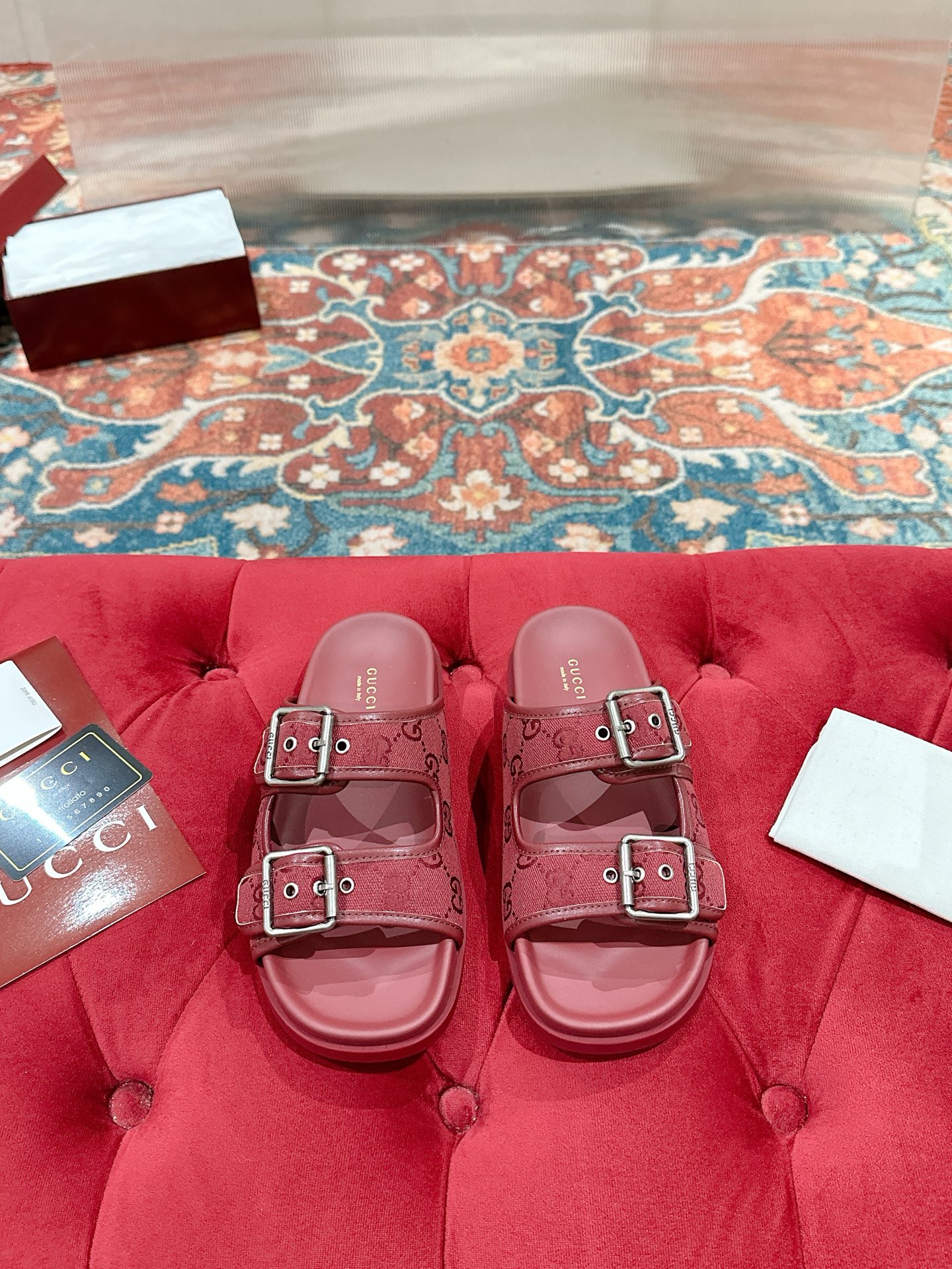 NO:444307,Women's Gucci Early Spring Series GG Classic Old Cloth Beach Sandals are made from classic GG Presbyterian Canvas fabric with double G metal buckles as the brand's iconic symbol to create a stunning rejuvenation of works!  Fabric: Original custom imported double G presbyopia/imported sheepskin Inner: imported cowhide heel: 2.0cm Outsole: mold imported rubber sole Size: women's model 35-41 Men's model 39-44 (women's 40.41 custom made without return), slippers, gucci, sandals, slippers, cowhide, sheepskin19860909女 Gucci 早春系列GG经典老花布沙滩凉鞋由饰经典GG老花帆布织物面料配双G金属扣作为品牌的标志性象征制作而成打造令人惊艳的作品焕新演绎！ 面料:原版定制进口双G老花/进口羊皮 内里:进口牛皮 鞋跟:2.0cm 大底:模具进口橡胶底 码数:女款35-41 男款39-44（女40.41定制 不退换）,拖鞋,gucci,sandals,slippers,cowhide,sheepskin,Women's Shoes