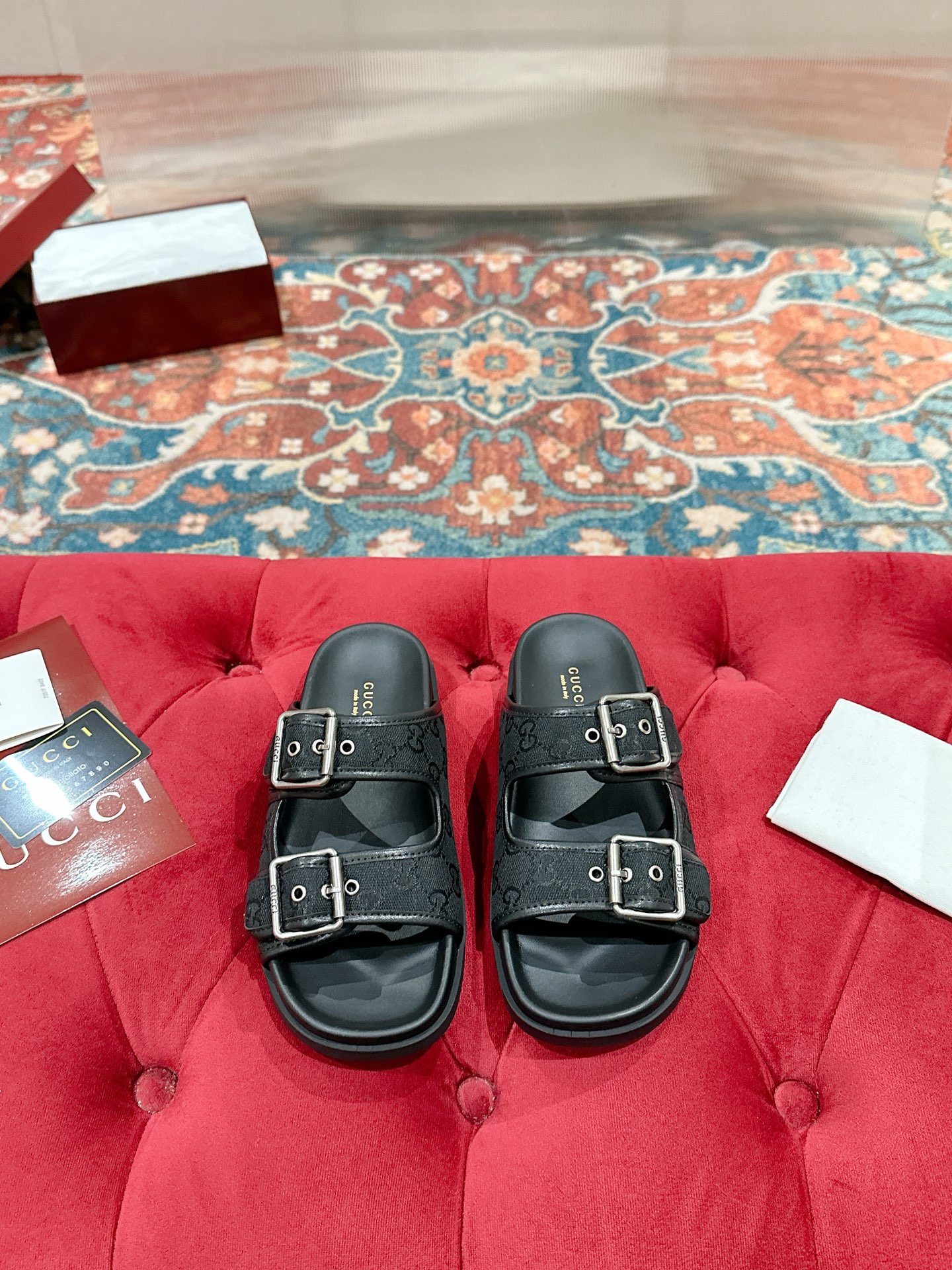 NO:444316,Women's Gucci Early Spring Series GG Classic Old Cloth Beach Sandals are made from classic GG Presbyterian Canvas fabric with double G metal buckles as the brand's iconic symbol to create a stunning rejuvenation of works!  Fabric: Original custom imported double G presbyopia/imported sheepskin Inner: imported cowhide heel: 2.0cm Outsole: mold imported rubber sole Size: Women's model 35-41 (women's 40.41 custom made, no return or exchange), slippers, gucci, sandals, slippers, cowhide, sheepskin19860909女 Gucci 早春系列GG经典老花布沙滩凉鞋由饰经典GG老花帆布织物面料配双G金属扣作为品牌的标志性象征制作而成打造令人惊艳的作品焕新演绎！ 面料:原版定制进口双G老花/进口羊皮 内里:进口牛皮 鞋跟:2.0cm 大底:模具进口橡胶底 码数:女款35-41（女40.41定制 不退换）,拖鞋,gucci,sandals,slippers,cowhide,sheepskin,Women's Shoes