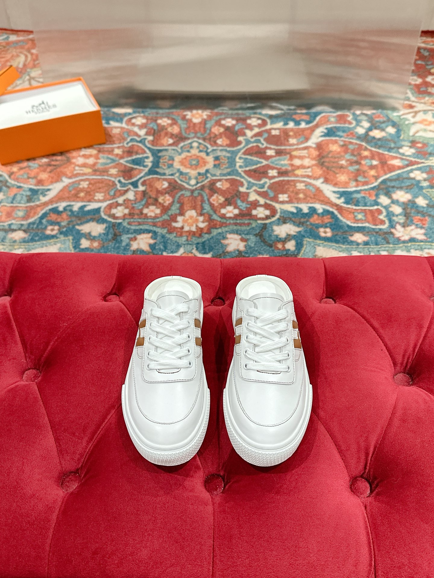 NO:407518,Women's model [HERMES Hermes] H-lace-up sports shoes, shoes, empty white shoes, casual slippers, semi-travel. The craftsmanship is extremely high, and the counter is new. Every detail of the shoes is particularly attentive, quite eye-catching, and the elegant splicing elements highlight the outstanding temperament!  Fashionable fly-woven lace-up method adds a casual atmosphere. The exquisite lines can invisibly better reflect the family design language and intersperse the exquisite lines. The upper uses imported cow back velvet/imported canvas, the inner foot pad is imported mixed-bred sheepskin, and the original customized rubber outsole. Size women's 35-40 men's 39-44 (women's 41 men's 45 can be customized, no return or exchange), casual shoes/sports half-wheels, hermes, hermes, sneakers, slippers, sheepskin19860909女款 男款【HERMES 爱马仕】H系带一脚蹬运动鞋板鞋后空小白鞋休闲拖鞋半拖.工艺极致,同步专柜上新.鞋子的每一个细节都特别用心,相当惹眼,雅致的拼接元素,凸显不俗的气质！ 时尚飞织系带方式,增添休闲的气息,精致的线条,无形之中能够更好体现出家族式的设计语言,穿插精致的线条.鞋面采用进口牛反绒/进口帆布,内里垫脚为进口混种羊皮,原版定制橡胶大底.size女款35-40男款39-44（女款41男款45可定做,不退换）,休闲鞋/运动鞋半拖,hermes,hermes,sneakers,slippers,sheepskin,Women's Shoes