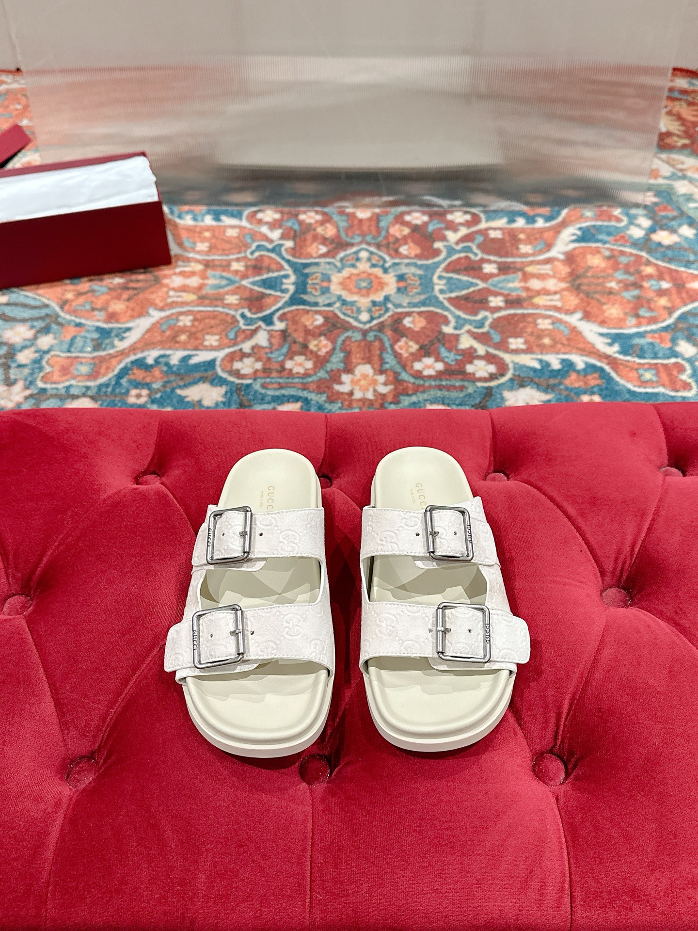 NO:444325,Women's Gucci Early Spring Series GG Classic Old Cloth Beach Sandals are made from classic GG Presbyterian Canvas fabric with double G metal buckles as the brand's iconic symbol to create a stunning rejuvenation of works!  Fabric: Original custom imported double G presbyopia/imported sheepskin Inner: imported cowhide heel: 2.0cm Outsole: mold imported rubber sole Size: Women's model 35-41 (women's 40.41 custom made, non-returned), slippers, gucci, sandals, slippers, cowhide, sheepskin19860909女 Gucci 早春系列GG经典老花布沙滩凉鞋由饰经典GG老花帆布织物面料配双G金属扣作为品牌的标志性象征制作而成打造令人惊艳的作品焕新演绎！ 面料:原版定制进口双G老花/进口羊皮 内里:进口牛皮 鞋跟:2.0cm 大底:模具进口橡胶底 码数:女款35-41（女40.41 定制 不退换）,拖鞋,gucci,sandals,slippers,cowhide,sheepskin,Women's Shoes