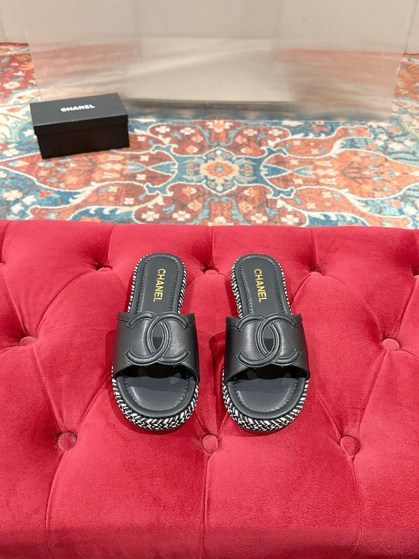 NO:925866,Chanel - Chanel's new 2026 summer double C woven thick-soled sandals. The collision of the classic double C logo and the woven espadrille sole is Chanel's signature elegant ingenuity. The upper is made of fine sheep leather, which is soft and skin-friendly. The brand logo is embossed on the footbed. The details are exquisite. The hand-woven hemp rope binding not only enhances the anti-slip properties but also injects a natural holiday atmosphere. The flat-soled design combines comfort and practicality.  It is a versatile style that can be easily used in daily life and travel. It has a holiday atmosphere and is soft and flat without any burden. It shows the nobility and gentleness of summer. It is suitable for wearing with jeans or a small skirt. It can guarantee your lazy and fashionable style all summer~Size: 35-39 (non-refundable for 40 orders), slippers, chanel, chanel, slippers, skirts, jeans, sheepskin19860909Chanel-香奈儿2026夏季新款双C编织厚底凉拖鞋 经典双C标识与编织麻底的碰撞 是香奈儿标志性的优雅巧思 鞋面采用细腻羊皮革打造 触感柔软亲肤 鞋床压印品牌标识 细节处尽显精致 手工编织的麻绳包边既强化了防滑性 又注入了自然的度假气息 平底设计兼顾舒适与实用 是能轻松驾驭日常与出行的百搭款上脚自带度假氛围软乎乎的平底上脚毫无负担,尽显夏日的贵气与温柔不管是配牛仔裤还是小裙子都适配度拉满 承包你整个夏天的慵懒时髦~Size:35-39（40定制不退换）,拖鞋,chanel,chanel,slippers,skirts,jeans,sheepskin,Women's Shoes