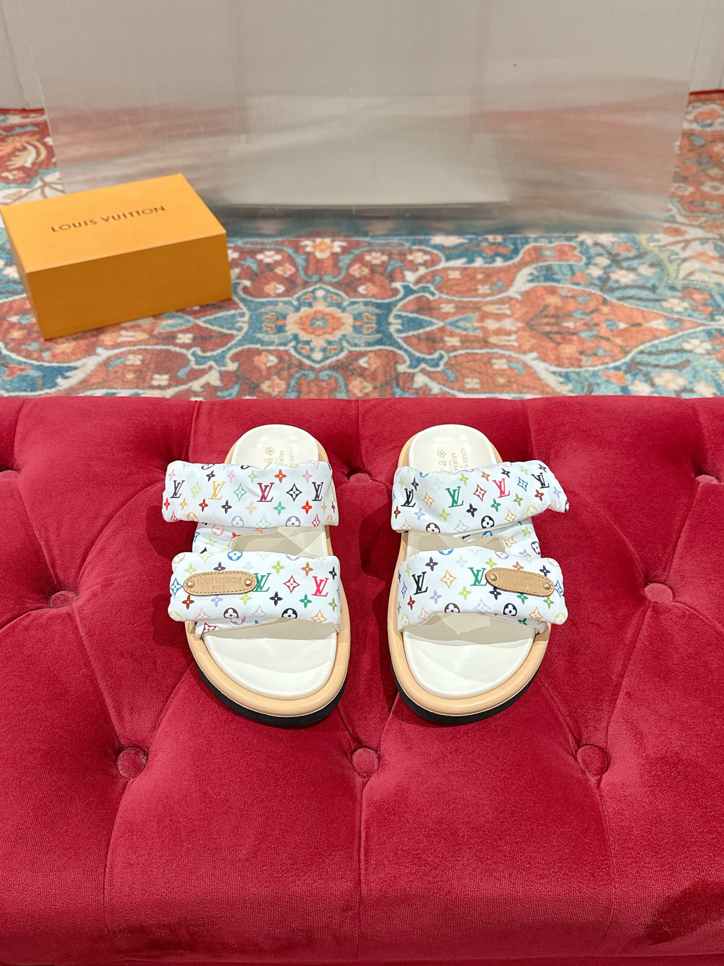 NO:925843,LV Louis Vuitton's 2026 spring and summer latest popular Velcro series... Thick-soled slippers for couples. Purchasing level. Full of high-end. A model popular among domestic and foreign bloggers. Composite and fashionable. The upper foot is so beautiful. The official website's main recommendation. Upper: LV imported 5D printed floral fabric. Outsole: original molded outsole. Bottom height: 4.5cm. Size: 35-39 for women and 39-44 for men (40.41 for women and 45 for men).  Customized (non-refundable), slippers, louis vuitton, louis vuitton, slippers19860909LV路易威登 2026春夏最新爆款魔术贴系列……情侣款厚底拖鞋 代购级别 高级感十足 国内外博主刷爆的一款 复合又时髦 上脚美炸了 官网主推款 鞋面:LV进口5D打印花布 大底:原版开模大底 底高:4.5cm Size:女35-39 男39-44（女40.41 男45 定制不退换）,拖鞋,louis vuitton,louis vuitton,slippers,Women's Shoes