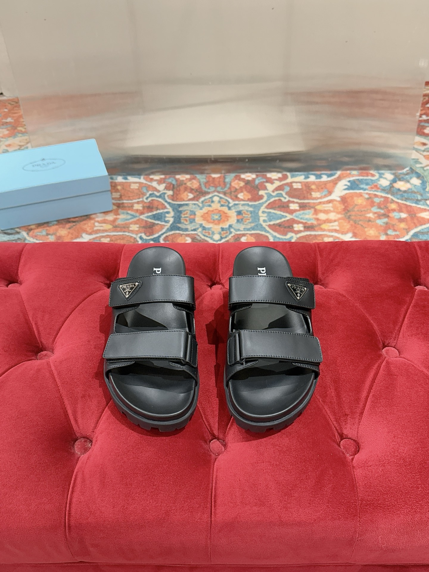 NO:925834,Prada *Prada's new spring and summer sandals Latest catwalk series Classic upgrades Comfortable and fashionable at the same time Every color combination looks good Designed to match different style needs Excellent grip Stable and comfortable Round toe open toe Slingback strap Logo A must-have item for Xiaohongshu internet celebrities Upper: Original customized cowhide/cow leather Outsole: Original open-molded rubber outsole  Size: Female 35-39 Male 39-44 (Female 40.41 Male 45 Customized and non-refundable), slippers, prada, prada, sandals, slippers, cowhide19860909Prada *普拉达春夏新款凉鞋 最新走秀系列 经典升级 舒适度与时髦度并存 每个颜色搭配都好看 设计搭配不同风格需求 抓地性优越 平稳舒适 圆头露趾 露跟袢带Logo 小红书网红必入款 鞋面:原版定制牛皮/牛猄 大底:原版开模橡胶大底 Size:女35-39男39-44（女40.41男45定制不退换）,拖鞋,prada,prada,sandals,slippers,cowhide,Women's Shoes