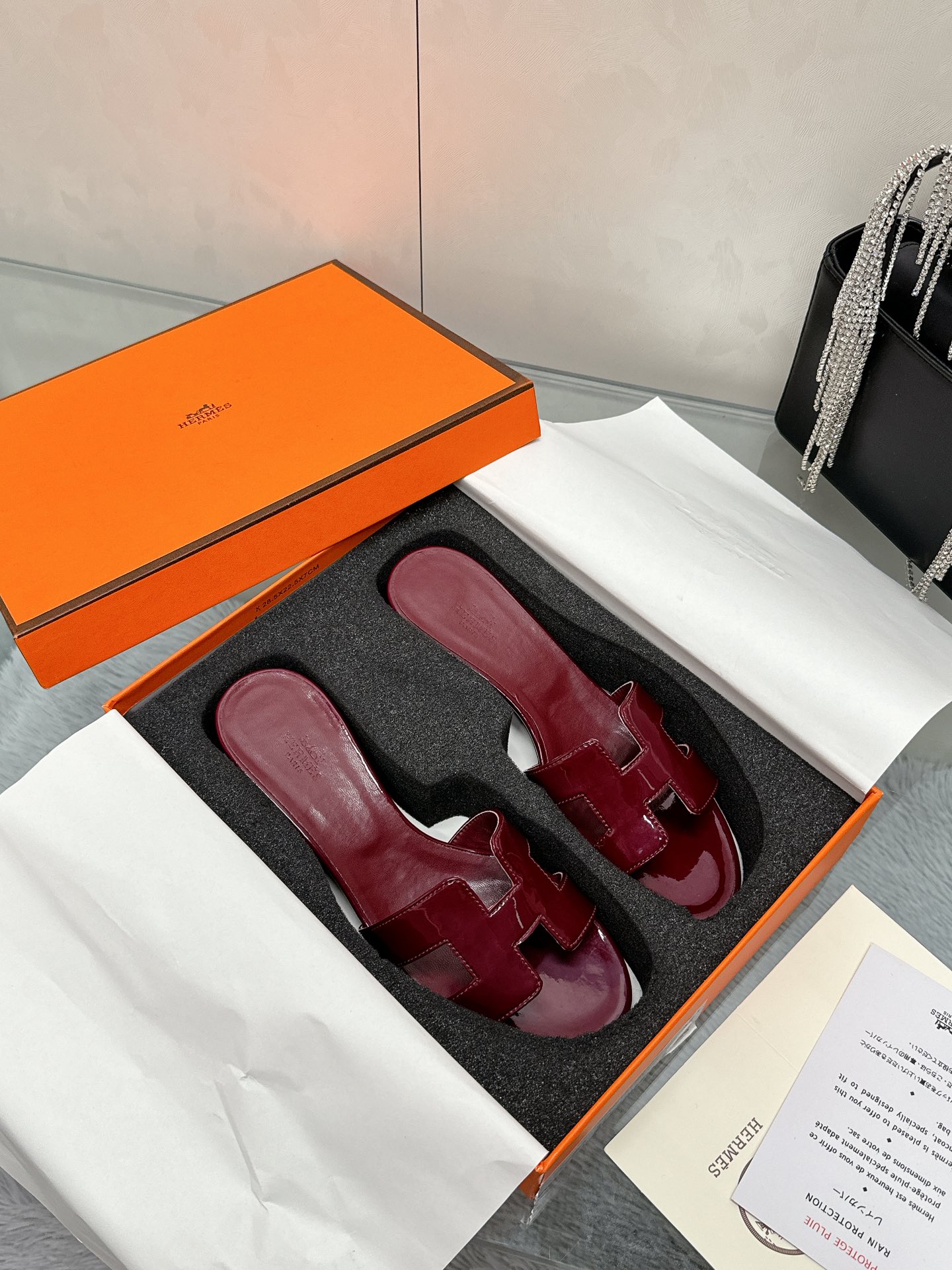 NO:249607,Hermès H tow all network advantages and offers a favorite model for orders. Large factory hand-running volume model. Exquisite craftsmanship. New colors, full midsole, new version (Hermès). Packaging upgrades, upgrades in style and workmanship materials. High-version of the market. Top-grade products Hermès slippers. Size 35-40 (41 42 customized) Full set of exquisite packaging, slippers, hermes, hermes, slippers19860909爱马仕H拖全网优势放货外单最爱的一款 大厂手跑量款 精致工艺 新色,中底全包,全新改版（Hermès） 包装升级,版型做工材料升级. 市场高版本纯手工鞋 顶级产品爱马仕拖鞋 码数35-40（41 42定制） 全套精美包装,拖鞋,hermes,hermes,slippers,Women's Shoes