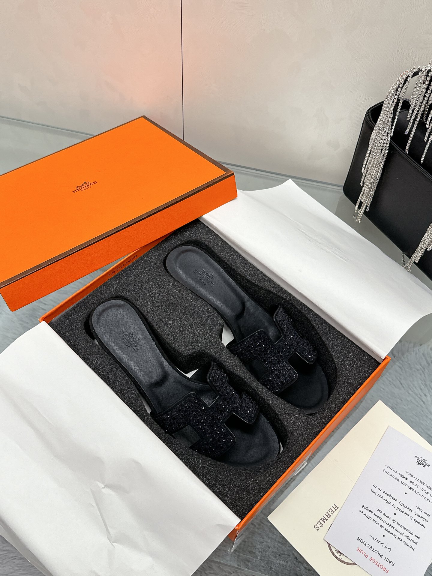 NO:249612,Diamond Hermes H tow all network advantages and one of the favorites for orders. Large factory hand-running model, exquisite craftsmanship, new colors, full midsole, new version (Hermès), packaging upgrade, pattern workmanship and material upgrade. Market high-version pure handmade shoes, top-grade product Hermes slippers, size 35-40 (41 42 customized) Full set of exquisite packaging, slippers, hermes, hermes, slippers19860909钻 爱马仕H拖全网优势放货外单最爱的一款 大厂手跑量款 精致工艺 新色,中底全包,全新改版（Hermès） 包装升级,版型做工材料升级. 市场高版本纯手工鞋 顶级产品爱马仕拖鞋 码数35-40（41 42定制） 全套精美包装,拖鞋,hermes,hermes,slippers,Women's Shoes