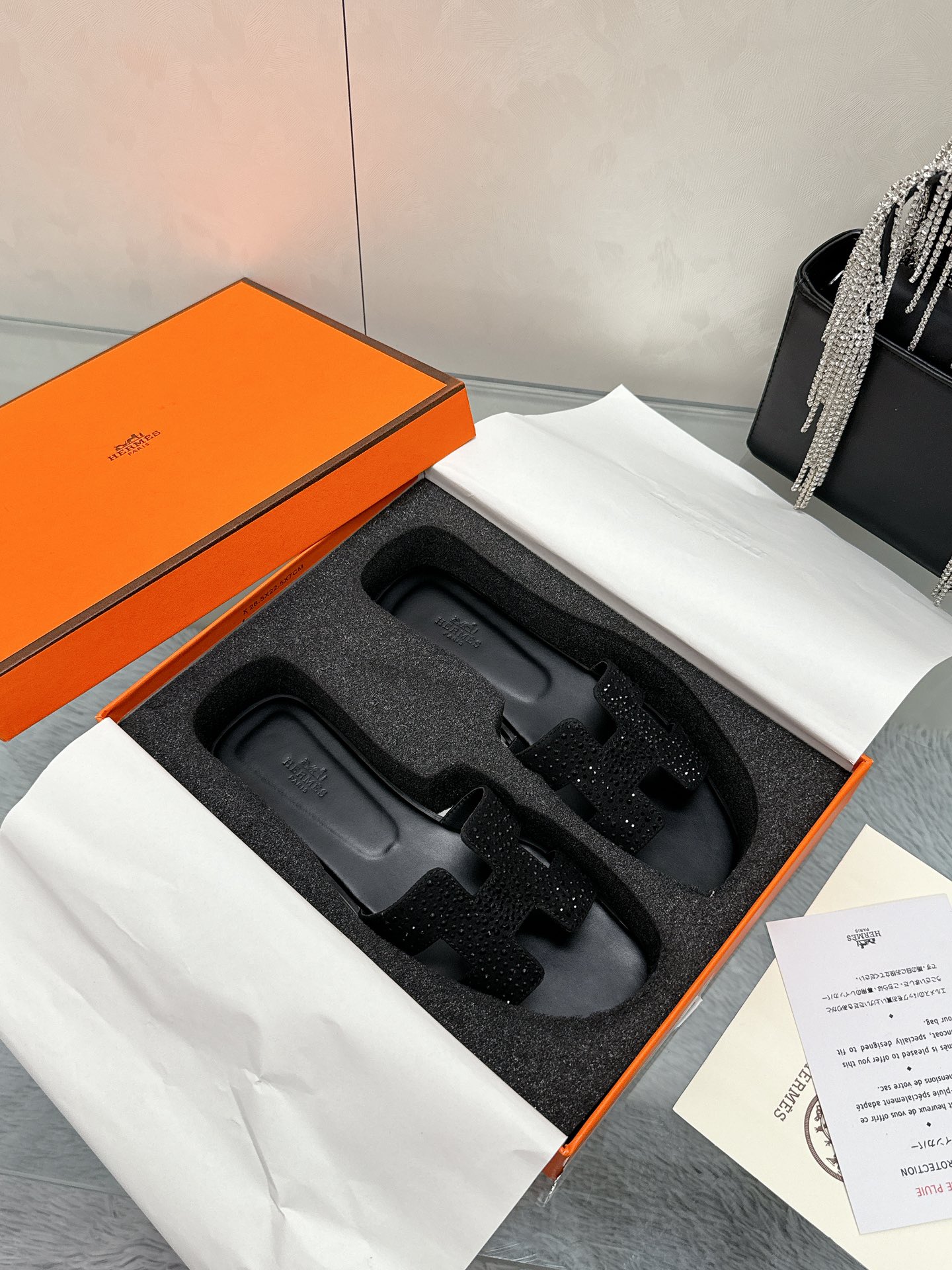 NO:249617,Hermès H tow all network advantages and offers a favorite product for orders. Large factory hand-running model, exquisite craftsmanship, 2025 new colors, full midsole, new version (Hermès), packaging upgrade, pattern workmanship and material upgrade. Market high-version pure handmade shoes, top-grade product Hermès slippers, size 35-40 (41 42 customized) Full set of exquisite packaging, slippers, hermes, hermes, slippers19860909爱马仕H拖全网优势放货外单最爱的一款 大厂手跑量款 精致工艺 2025新色,中底全包,全新改版（Hermès） 包装升级,版型做工材料升级. 市场高版本纯手工鞋 顶级产品爱马仕拖鞋 码数35-40（41 42定制） 全套精美包装,拖鞋,hermes,hermes,slippers,Women's Shoes