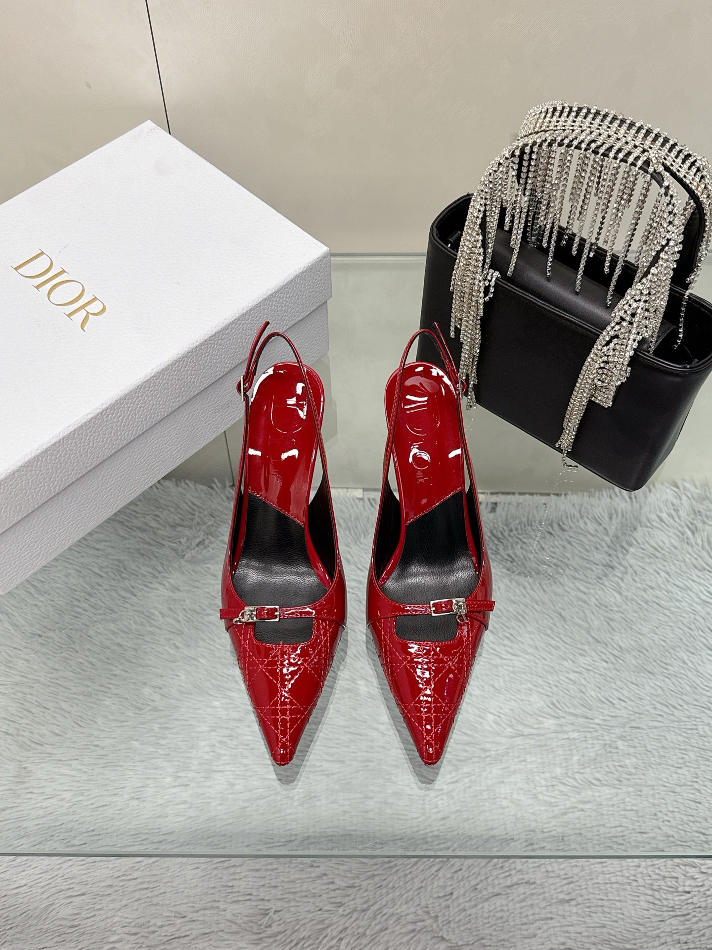 NO:249645,New spring and summer products, mid-year-old electric embroidered high heels, purchasing version, Dior heels, series, continue the eternal classic of D's family!  This shoe is low-key and gorgeous, sexy and not ostentatious. The shoe style is a delicate style that everyone loves. It looks very slim. The entire curve of the side perfectly shows the curve of the foot. It has both mature and feminine taste and a hint of lively girlishness. It looks so good on the feet. It is worth recommending Go material. Imported calf patent leather upper, mixed-bred sheepskin inner, outsole imported Italian cowhide, heel height 8.5cm, size 35-39 (34/40 41 42 customized, no return or exchange), high heels, dior, dior, high heels, cowhide, sheepskin19860909春夏新品中古电绣高跟鞋 代购版 迪奥 跟鞋 系列 延续D家永恒经典！这款鞋低调不失华丽 性感又不显张扬 鞋型是大家都爱的秀气款 非常非常显瘦 侧面整个弧度将脚部曲线完美展现 既有成熟女人味 又不乏一丝活泼少女感, 上脚也太好看了,值得推荐 Go 材质 鞋面进口小牛漆皮 内里混种羊皮 大底意大利进口牛皮大底 跟高8.5cm 码数35-39（34/40 41 42定制不退换）,高跟鞋,dior,dior,high heels,cowhide,sheepskin,Women's Shoes