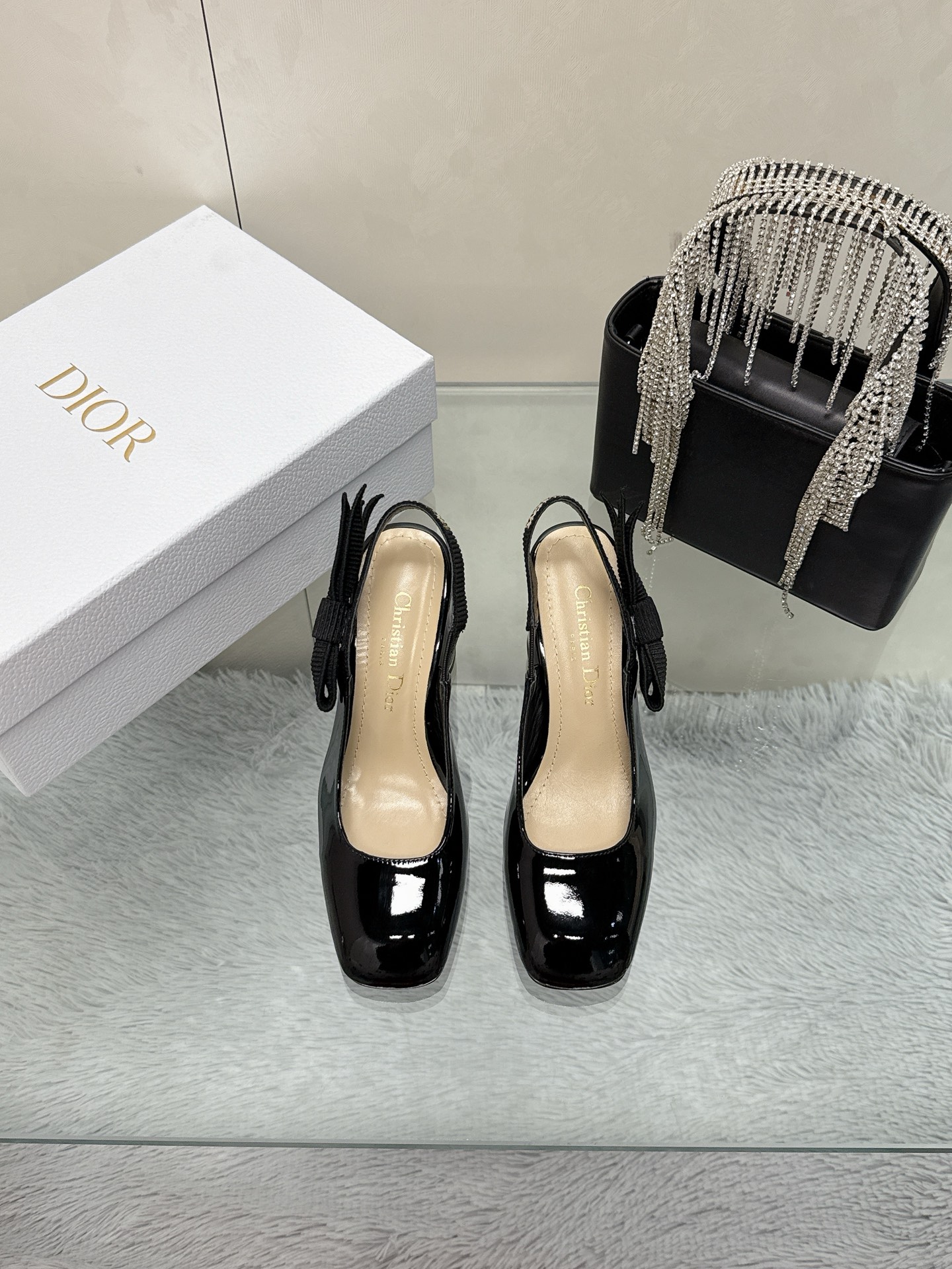 NO:250308,Dior Purchase Edition The latest model of heels series DIO*D Dior 2025ss Spring and Summer New French leather hollow bow with one-line buckle-packed sandals Square toe versatile catwalk stiletto heels Super beautiful ankle buckle super Xianer pointed toe design huge stretched legs Original open edge beads Original sheepskin lining Imported original leather outsole Heel height 3.5/8.5CM Size 35-39 (40 41 42 Custom made), single shoes, dior, dior, sandals, high heels, sheepskin, Leather soles19860909迪奥代购版 跟鞋系列最新款 DIO*D迪奥家2025ss春夏新款法式真皮镂空蝴蝶结一字扣带包头凉鞋 方头百搭走秀细高跟鞋 超美的脚踝扣上脚超仙儿尖头设计巨拉长腿型 原版开边珠 原版羊皮内里 进口原版真皮大底 跟高3.5/8.5CM 码数35-39（40 41 42 定做）,单鞋,dior,dior,sandals,high heels,sheepskin,Leather soles,Women's Shoes