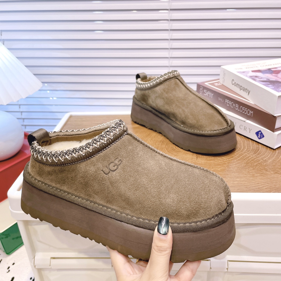 NO:497029,New autumn and winter Baotou wool shoes, product name Tasman, item number 5955, our home is pure original, this style is conceived in the traditional Chinese clothing culture, exquisite craftsmanship, unique style, fully displaying the style of the nation, becoming the most popular fashion element in the world today!  This one is super comfortable to wear and must be bought. Size 35-40#, fur shoes, snow boots, boots,19860909秋冬新款包头羊毛鞋 品名Tasman塔斯曼 货号5955 民族风格我们家纯原货、此款构思于中国民族传统服饰文化绚丽多彩,工艺精湛,款式别致,风格独特,充分的展现着本民族的风采,成为时下国际最流行时尚元素！此款上脚超级舒服 一定要入的系列单品之一 码数35-40#,毛毛鞋雪地靴,boots,Women's Shoes