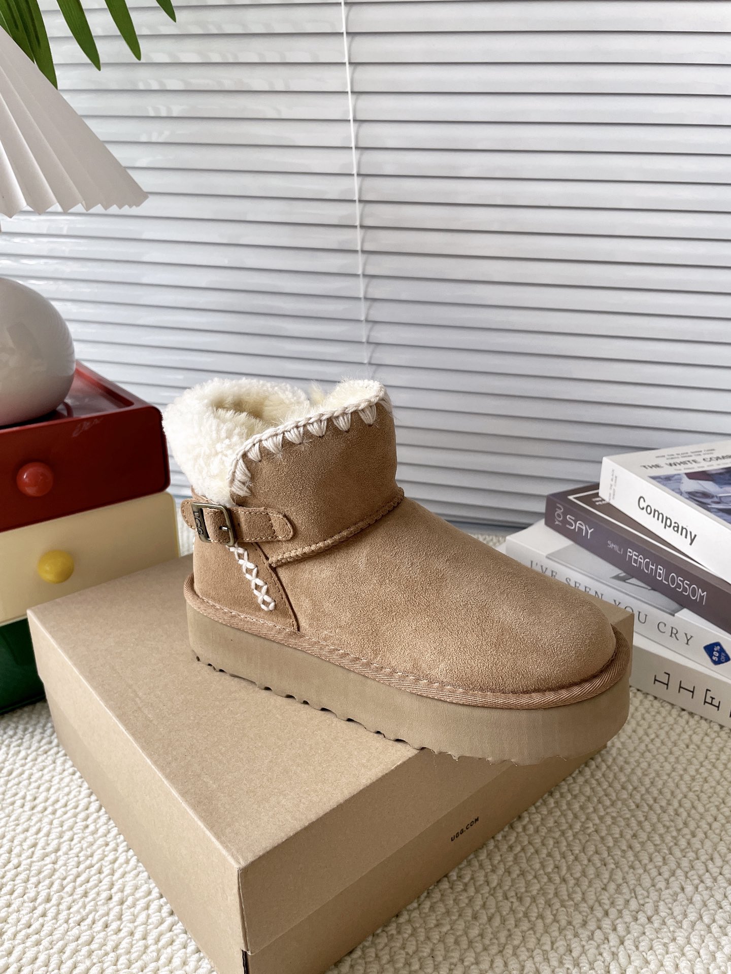 NO:615957,UGG double-button braided thick sole - 24 autumn and winter popular snow boots. Fashionable people are wearing Age snow boots. The ugly and cute snow boots that have been shown by thousands of people have become popular again. They look slim but are still warm and easy to wear!  Ins bloggers and celebrities love the brand. The fabric is sheepskin, size 35-40, snow boots, boots, sheepskin.19860909UGG 双扣编织厚底 - 24秋冬爆款雪地靴 时髦人都在穿阿哥雪地靴,万人大秀的丑萌雪地靴重新翻红,巨显瘦还暖和好穿！ ins博主以及明星大爱品牌 面料羊皮毛一体 码数35-40,雪地靴,boots,sheepskin,Women's Shoes