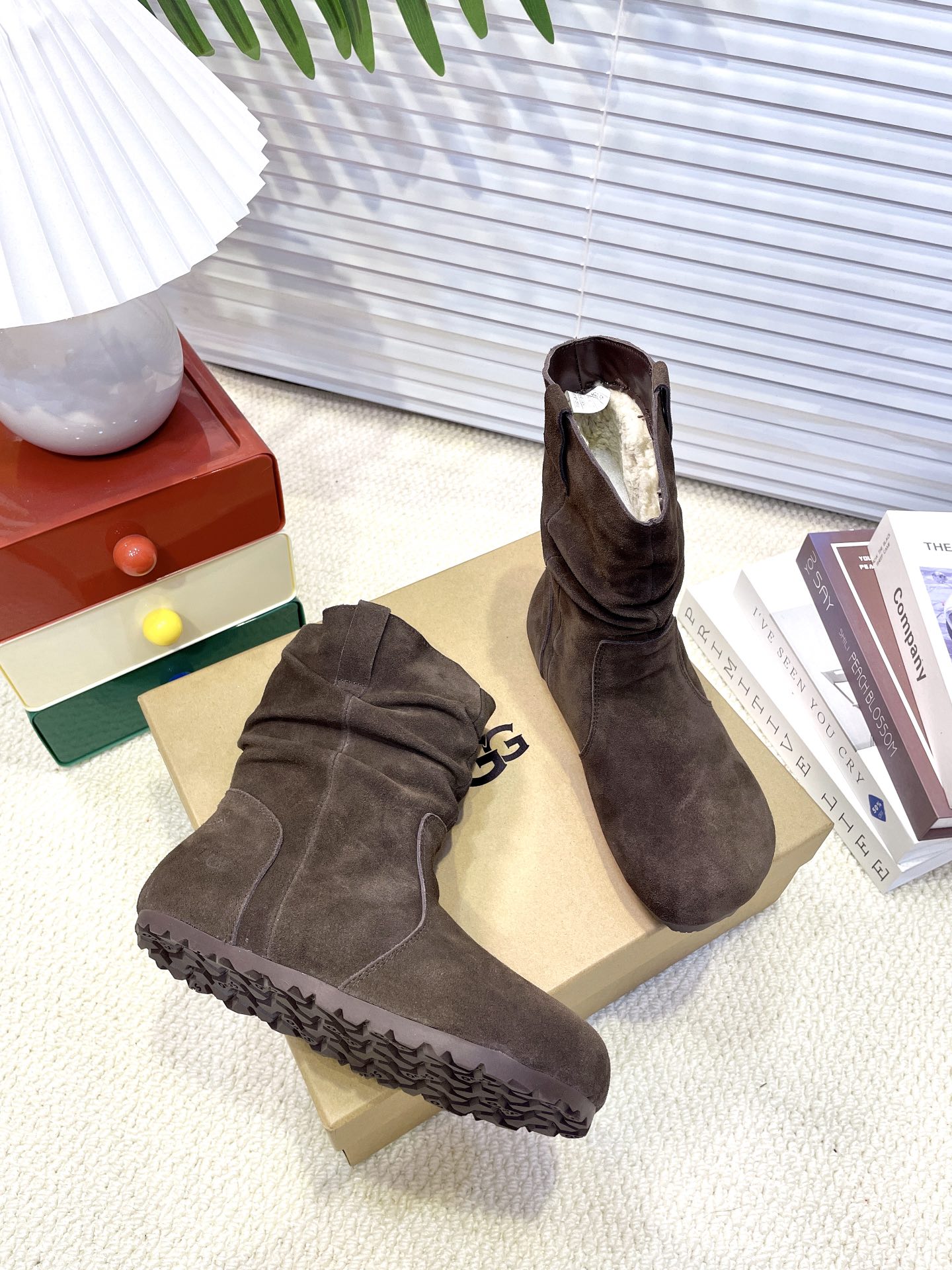 【UGG】雪地靴 超级爆款韩里韩气褶皱卷毛薄底靴👢勃肯马丁风设计轻松驾驭四季变换✨利落线条勾勒出别致廓形