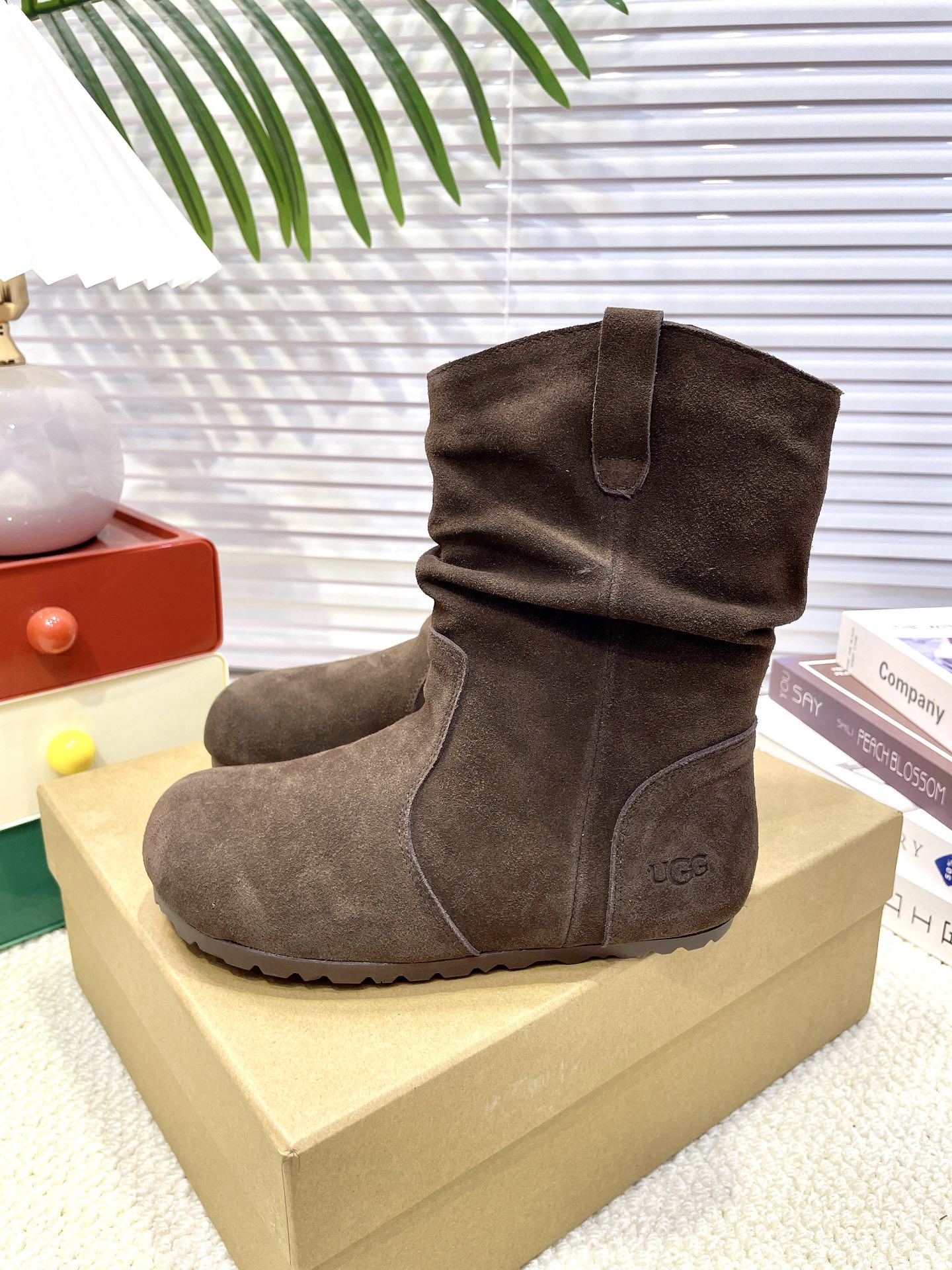 【UGG】雪地靴 超级爆款韩里韩气褶皱卷毛薄底靴👢勃肯马丁风设计轻松驾驭四季变换✨利落线条勾勒出别致廓形
