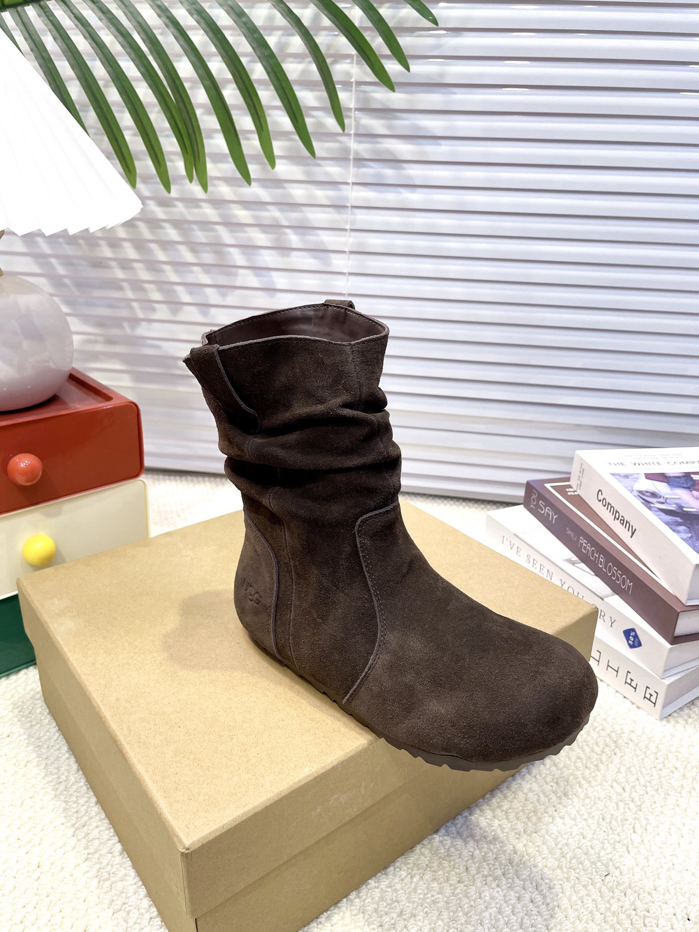 【UGG】雪地靴 超级爆款韩里韩气褶皱卷毛薄底靴👢勃肯马丁风设计轻松驾驭四季变换✨利落线条勾勒出别致廓形