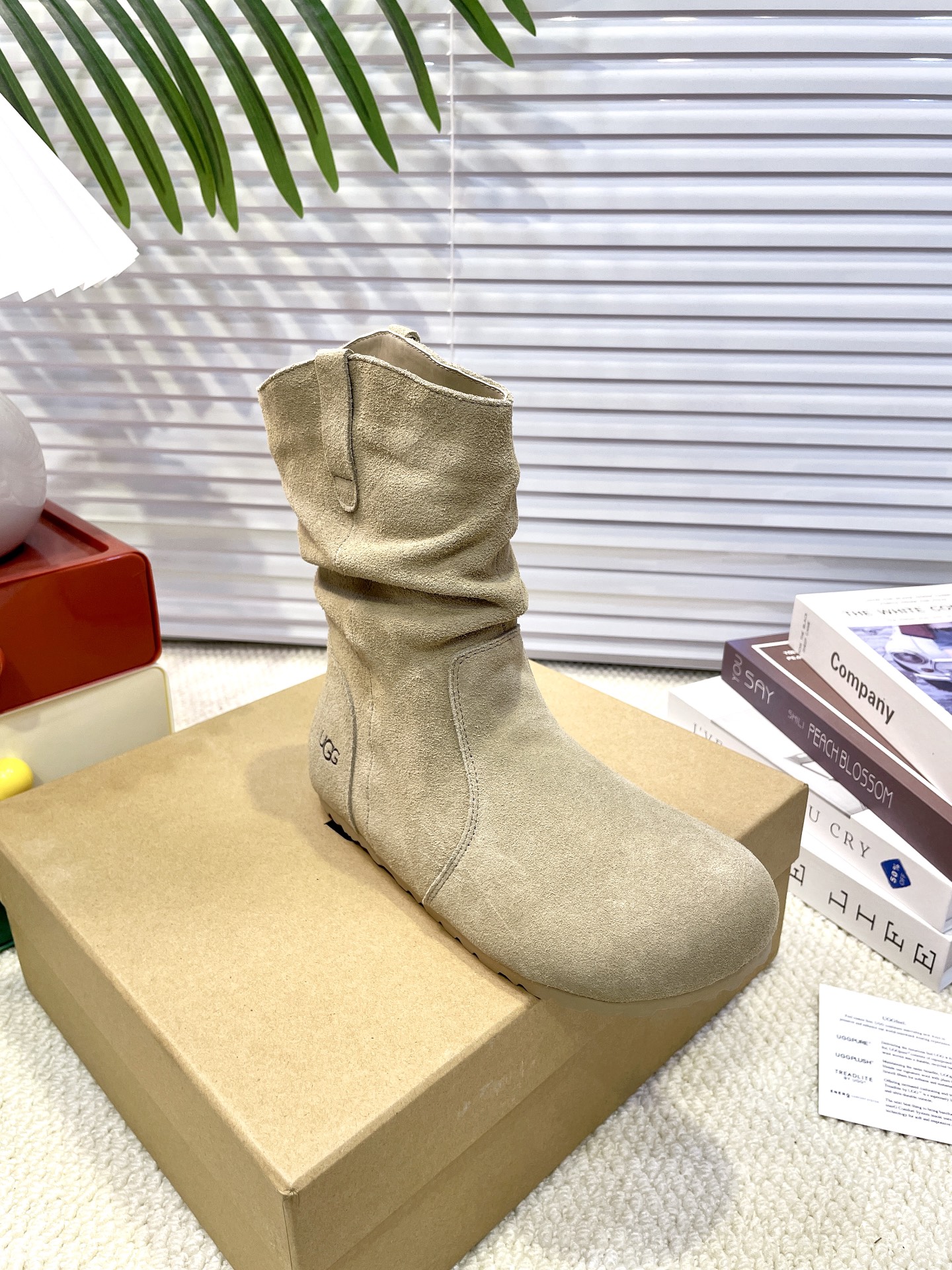 【UGG】雪地靴 超级爆款韩里韩气褶皱卷毛薄底靴👢勃肯马丁风设计轻松驾驭四季变换✨利落线条勾勒出别致廓形