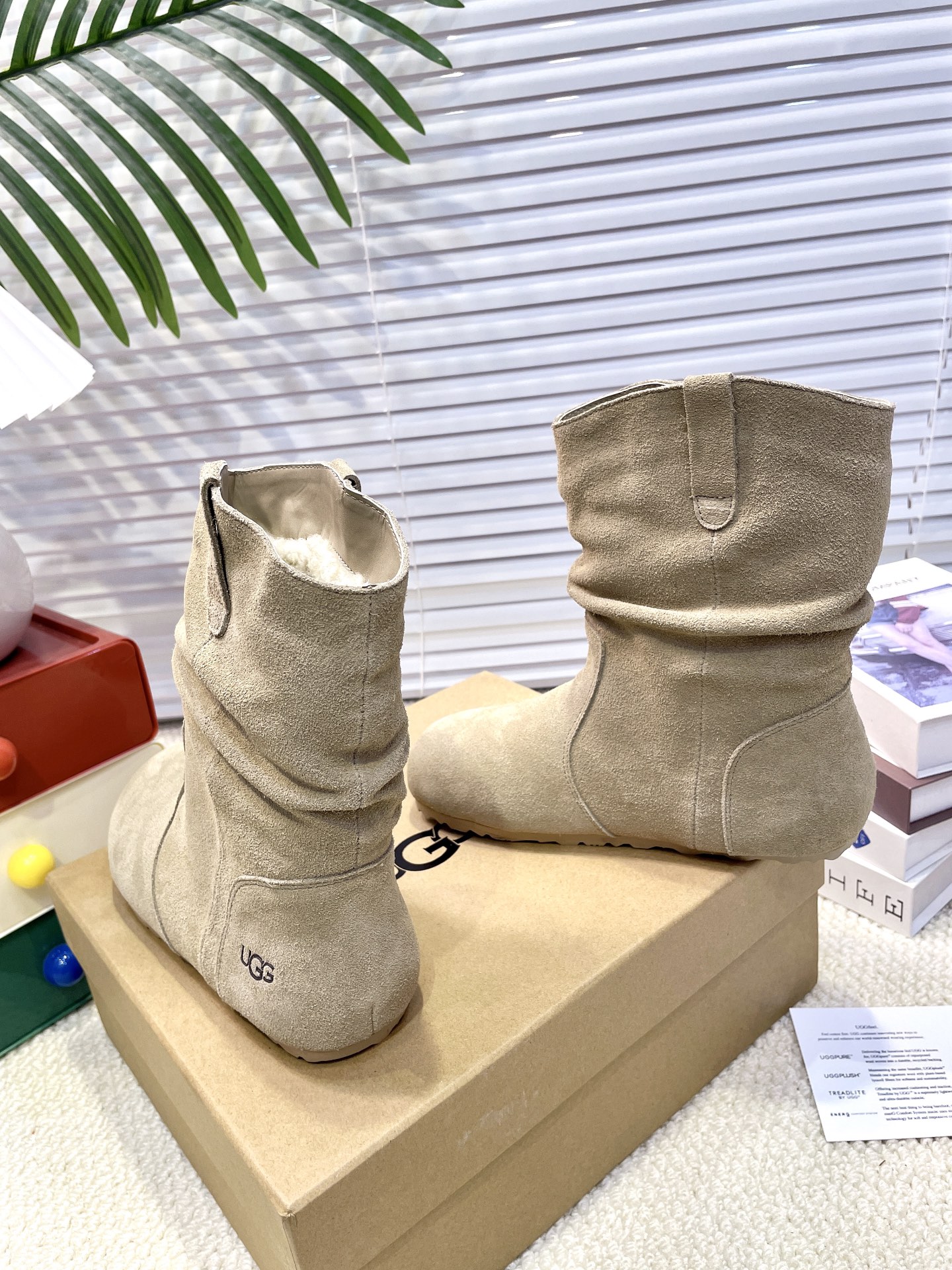 【UGG】雪地靴 超级爆款韩里韩气褶皱卷毛薄底靴👢勃肯马丁风设计轻松驾驭四季变换✨利落线条勾勒出别致廓形