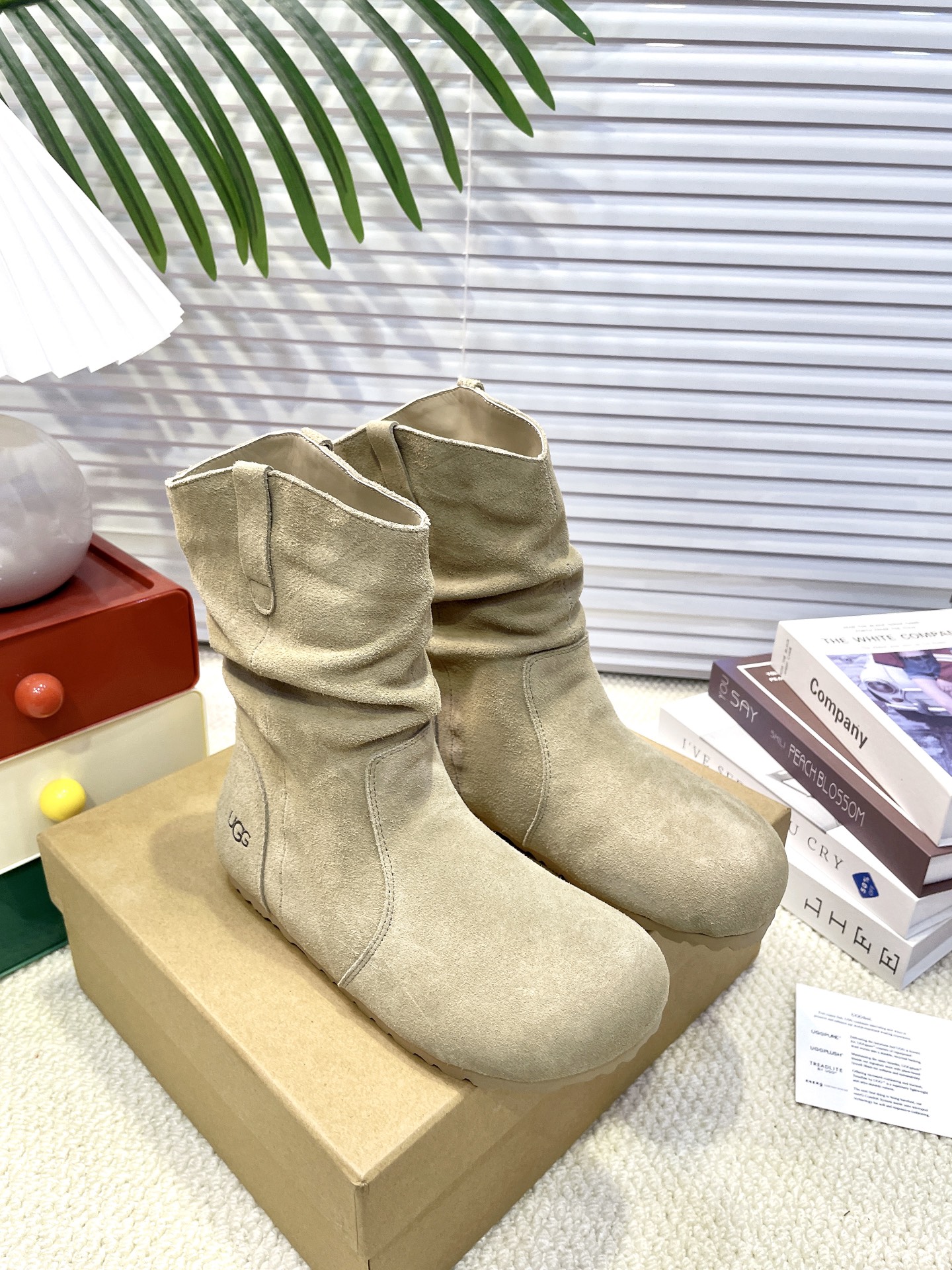【UGG】雪地靴 超级爆款韩里韩气褶皱卷毛薄底靴👢勃肯马丁风设计轻松驾驭四季变换✨利落线条勾勒出别致廓形