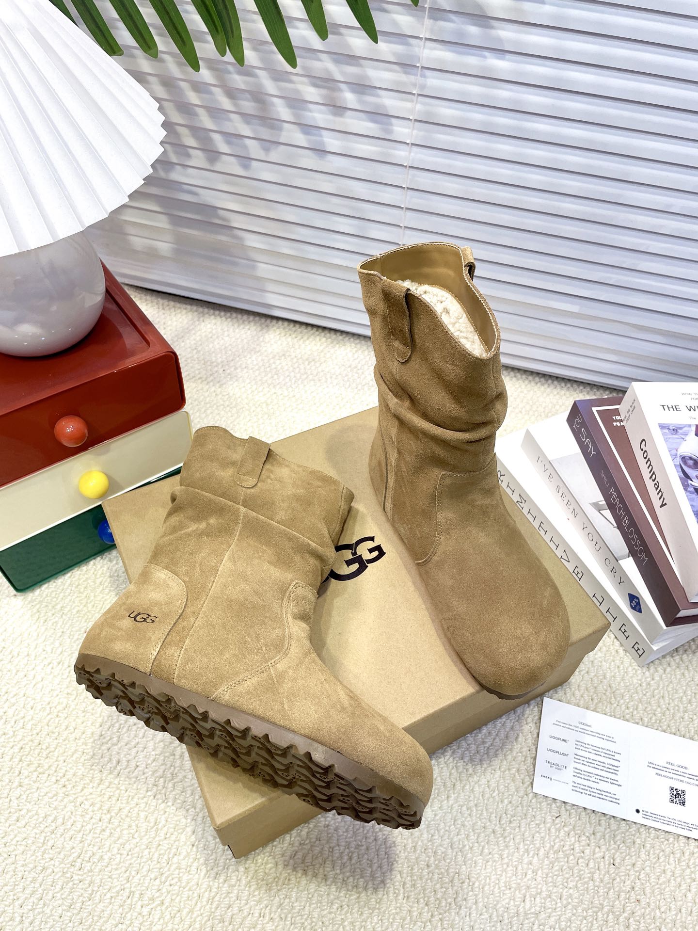 【UGG】雪地靴 超级爆款韩里韩气褶皱卷毛薄底靴👢勃肯马丁风设计轻松驾驭四季变换✨利落线条勾勒出别致廓形