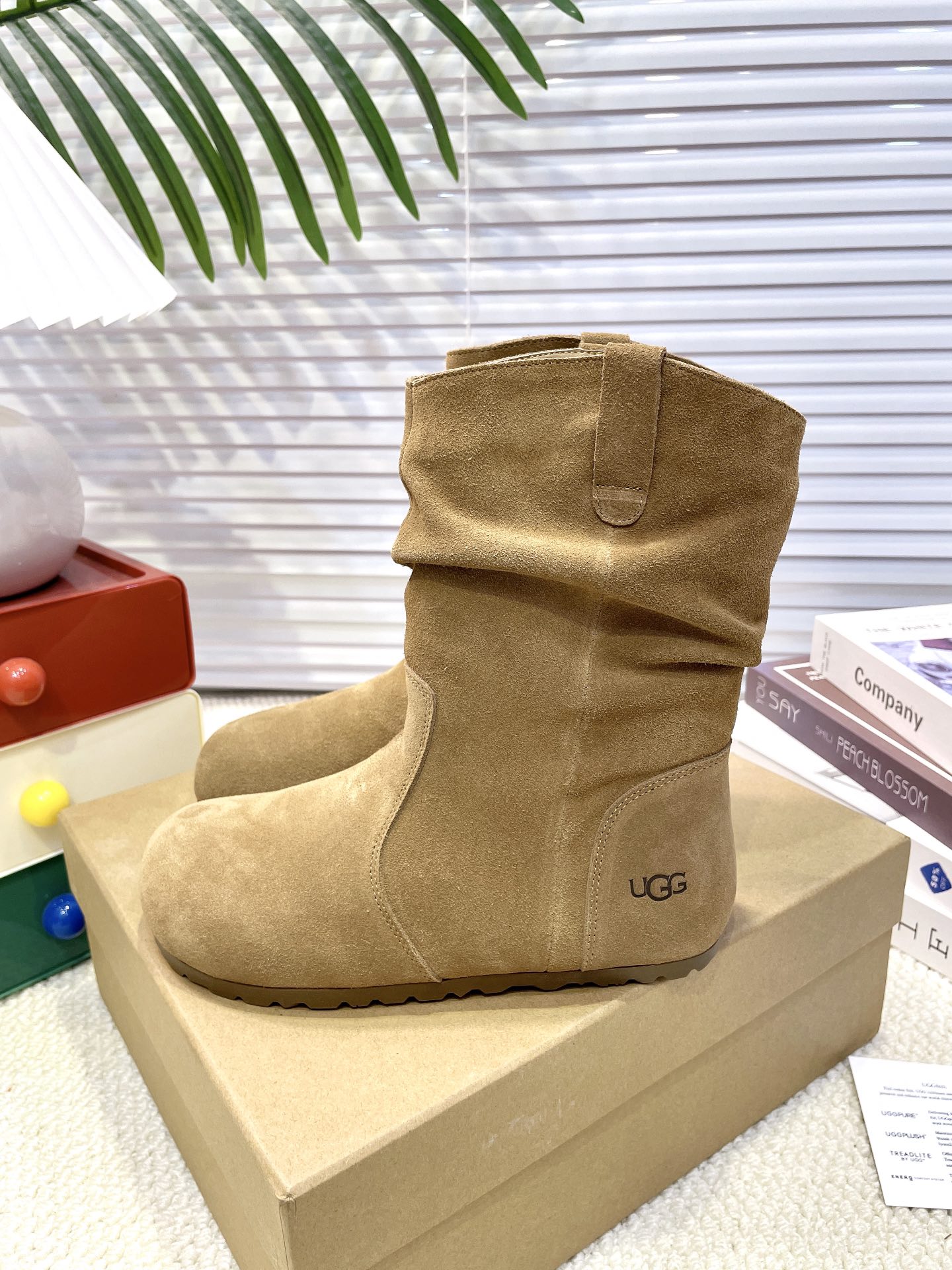 【UGG】雪地靴 超级爆款韩里韩气褶皱卷毛薄底靴👢勃肯马丁风设计轻松驾驭四季变换✨利落线条勾勒出别致廓形