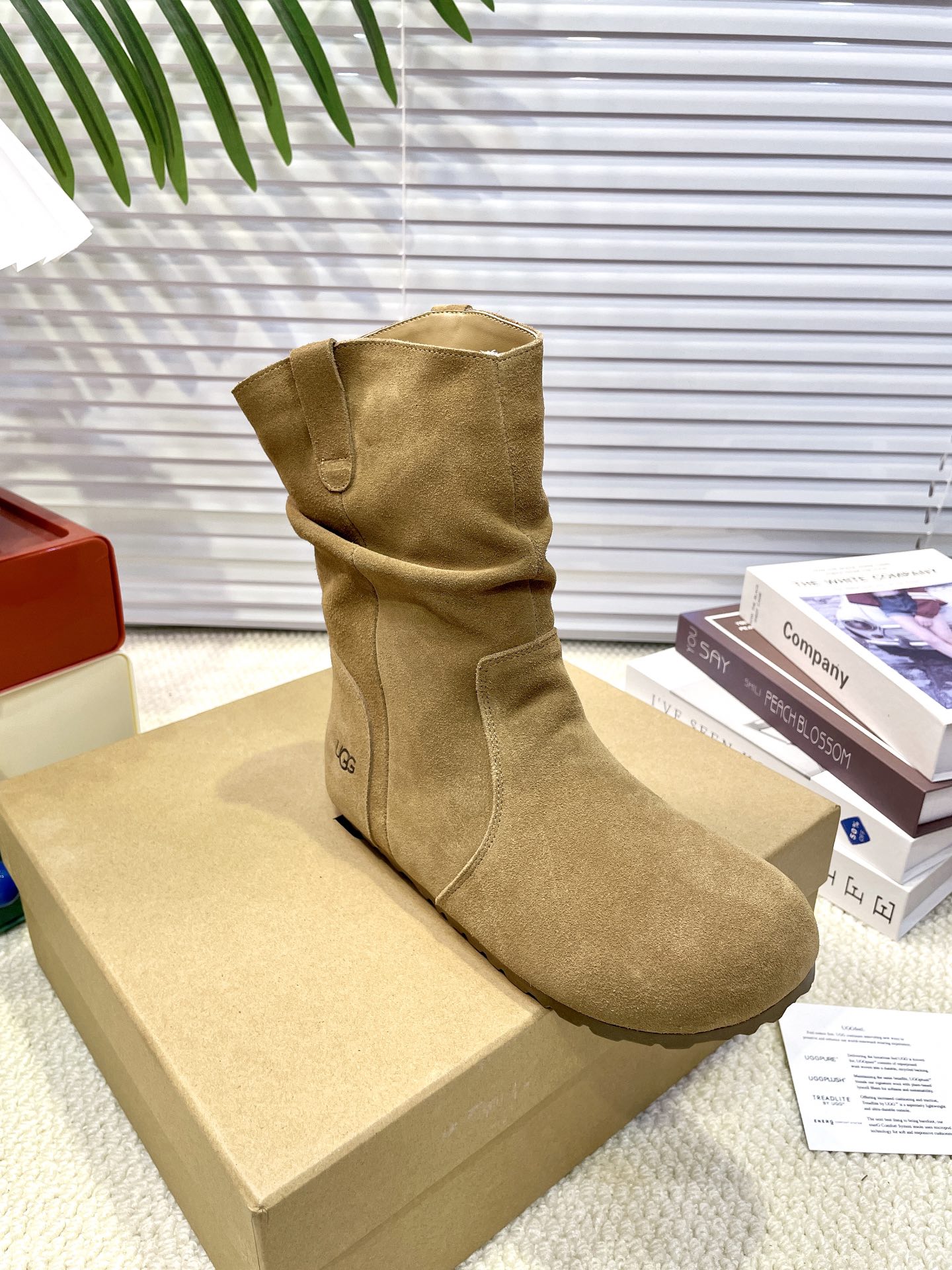 【UGG】雪地靴 超级爆款韩里韩气褶皱卷毛薄底靴👢勃肯马丁风设计轻松驾驭四季变换✨利落线条勾勒出别致廓形
