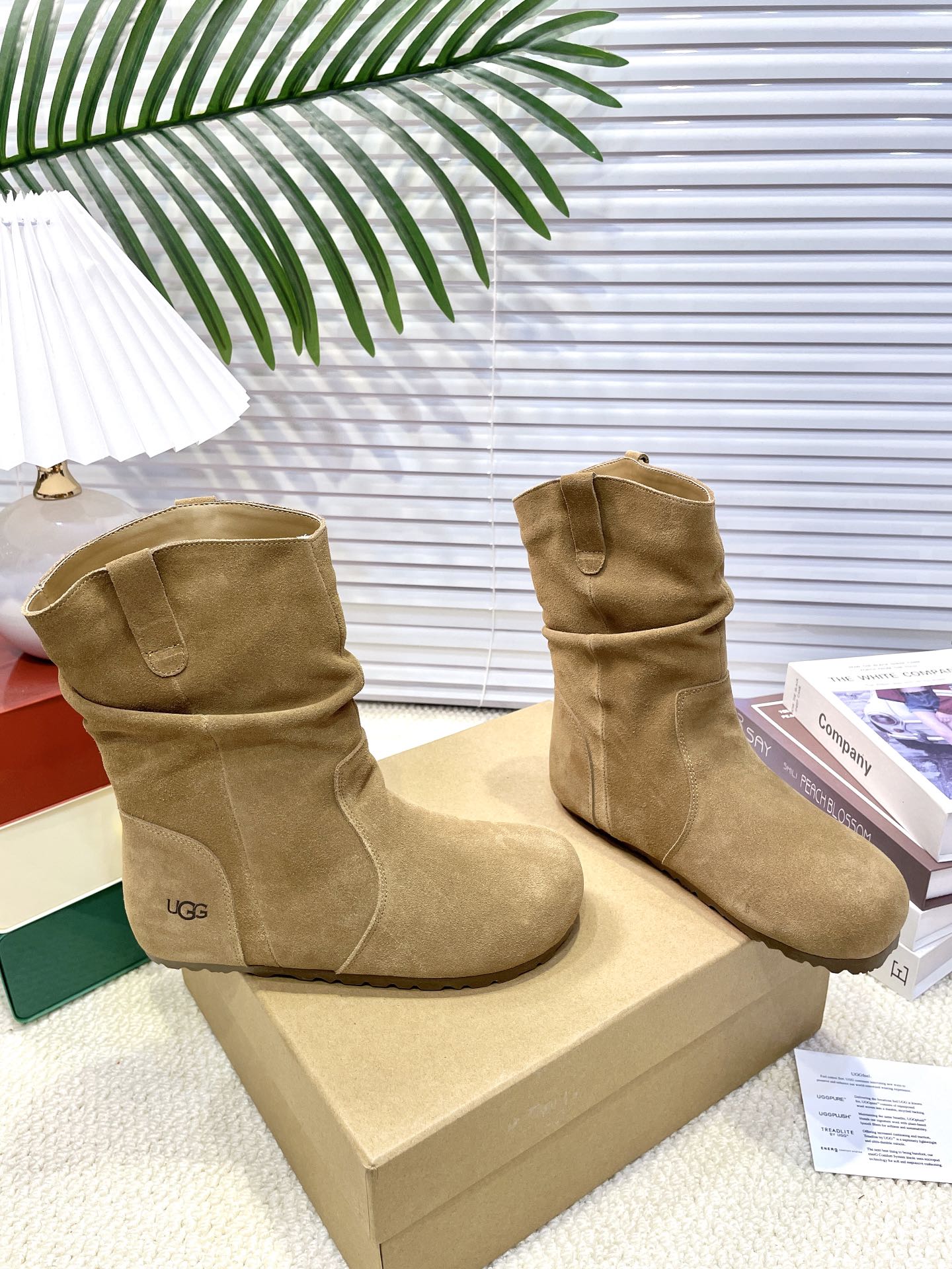 【UGG】雪地靴 超级爆款韩里韩气褶皱卷毛薄底靴👢勃肯马丁风设计轻松驾驭四季变换✨利落线条勾勒出别致廓形