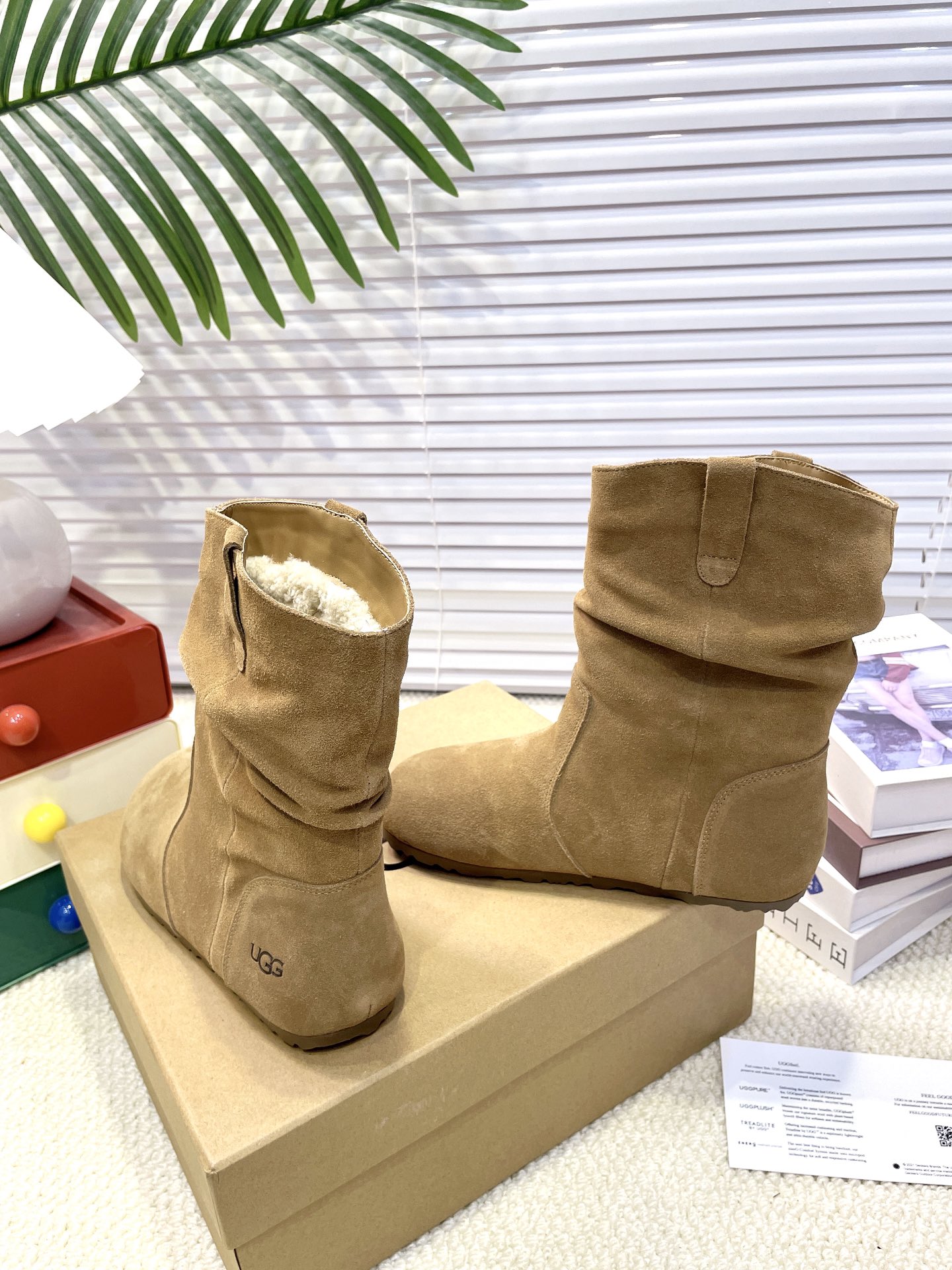 【UGG】雪地靴 超级爆款韩里韩气褶皱卷毛薄底靴👢勃肯马丁风设计轻松驾驭四季变换✨利落线条勾勒出别致廓形