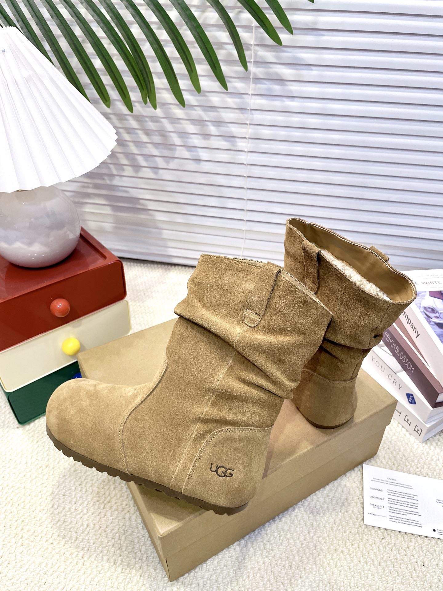 【UGG】雪地靴 超级爆款韩里韩气褶皱卷毛薄底靴👢勃肯马丁风设计轻松驾驭四季变换✨利落线条勾勒出别致廓形