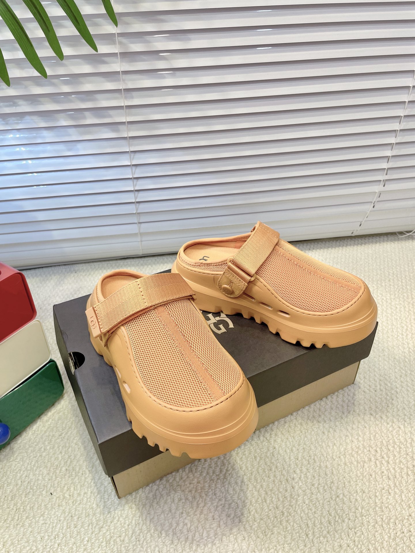 NO:249139,UGG2025ss official website latest, the bold gold half-pack thick-soled slippers launched by Hanni is so cute, it is very light and easy to wear, and it has a sweetness that exceeds the standard girlish feeling when paired with socks. Dopamine color, Velcro design, more fitting the instep, full of vitality, really dumb super girl~ at a glance, original material of the upper, original sole, soft and comfortable feet, versatile, becomes big and long legs in seconds, summer essential items, size 35-40, male 40-45 (female 40, male 45 customized), semi-drag, slippers, socks19860909UGG2025ss官网最新,推出的炫金款半包厚底拖鞋 hanni同款厚底太爱了,又特别轻便好穿,搭配袜子有种甜度超标少女感 多巴胺色系,魔术贴设计,更贴合脚背,活力感拉满,真嘟超级少女～一眼沦陷,鞋面原版材质,原版大底,脚感软糯舒适,百搭,秒变大长腿,夏日必备单品 码数女35-40 男40-45（女40 男45订做）,半拖,slippers,socks,Women's Shoes