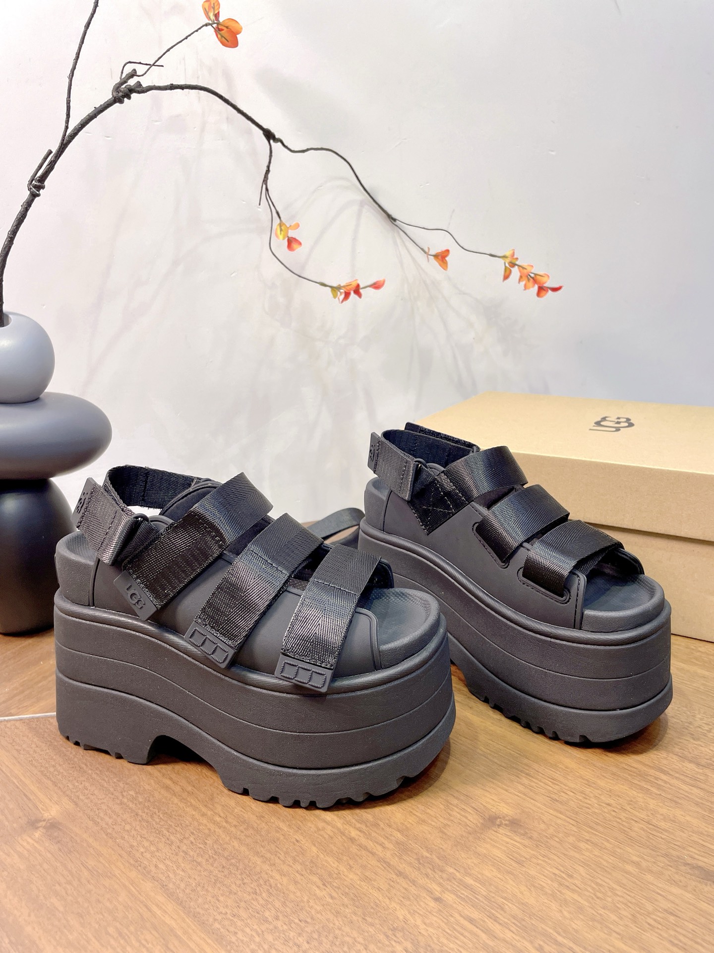 UGG Pei Joo-Chou Sandals: Comfortable, Stylish, Adjustable Straps, Various Colors, Available in Sizes 35-40 - 图片 2