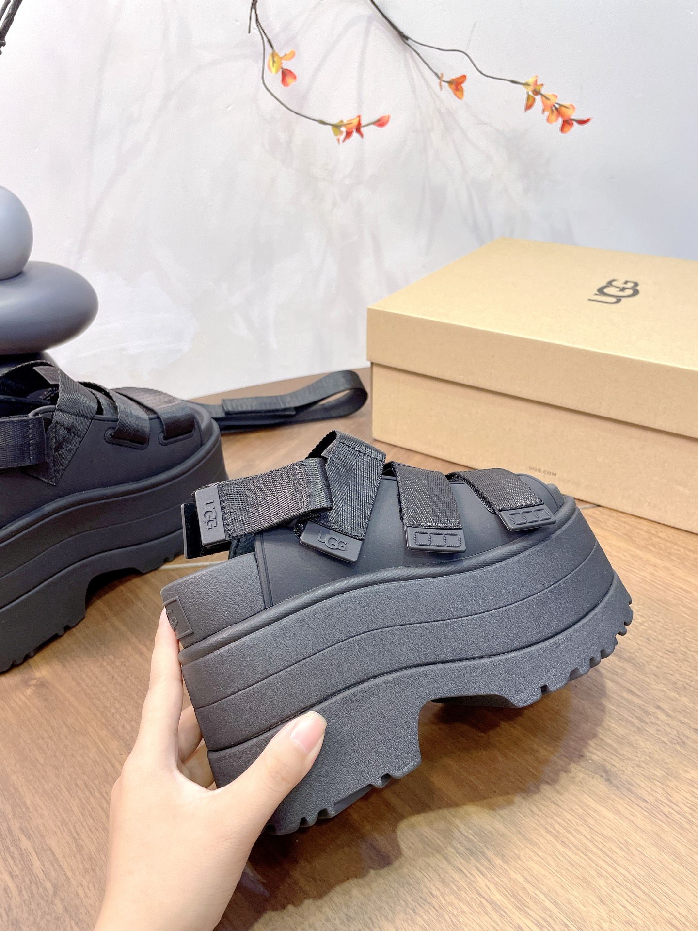 UGG Pei Joo-Chou Sandals: Comfortable, Stylish, Adjustable Straps, Various Colors, Available in Sizes 35-40 - 图片 6