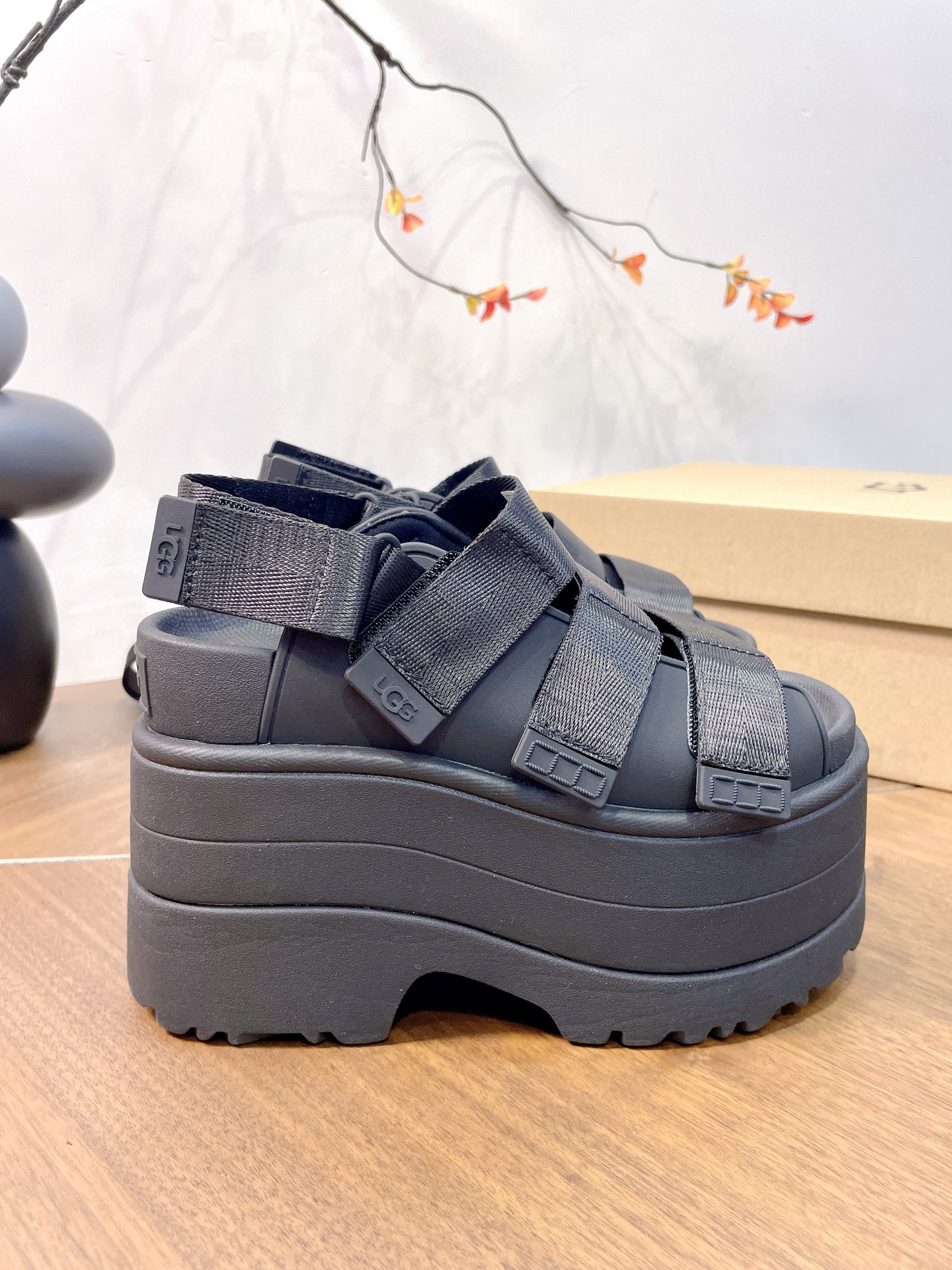 UGG Pei Joo-Chou Sandals: Comfortable, Stylish, Adjustable Straps, Various Colors, Available in Sizes 35-40 - 图片 3