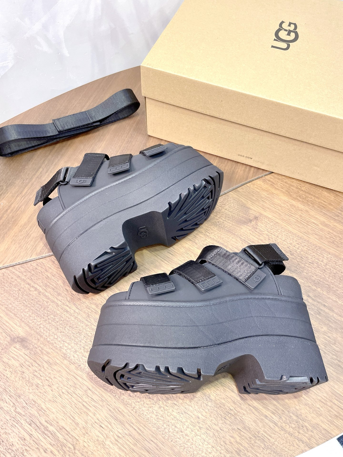 UGG Pei Joo-Chou Sandals: Comfortable, Stylish, Adjustable Straps, Various Colors, Available in Sizes 35-40 - 图片 7