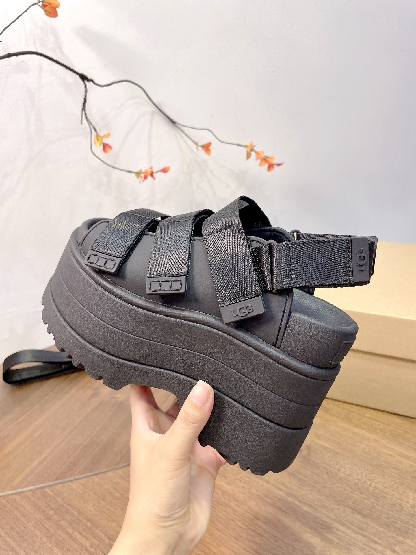 UGG Pei Joo-Chou Sandals: Comfortable, Stylish, Adjustable Straps, Various Colors, Available in Sizes 35-40 - 图片 1