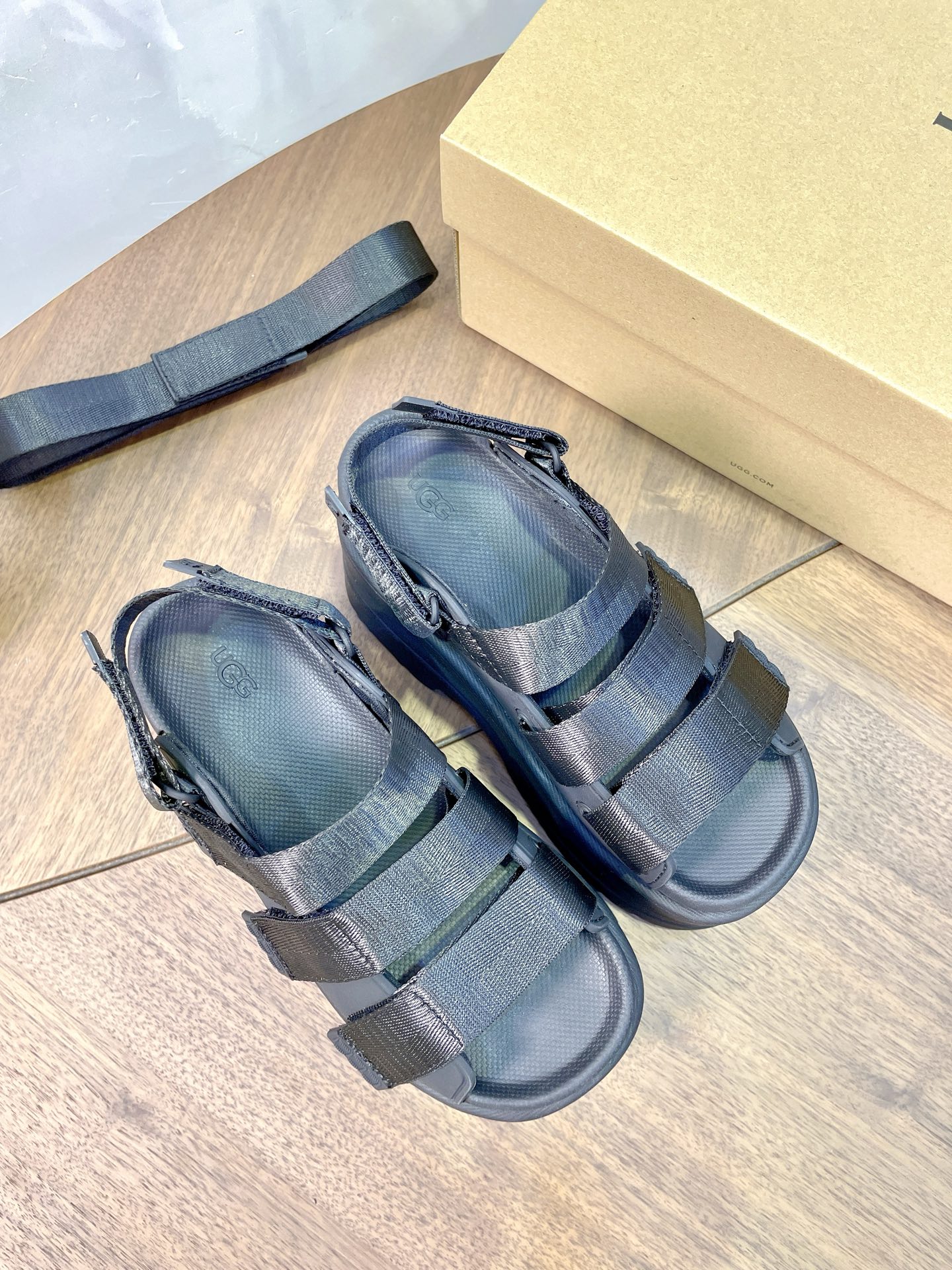 UGG Pei Joo-Chou Sandals: Comfortable, Stylish, Adjustable Straps, Various Colors, Available in Sizes 35-40 - 图片 8