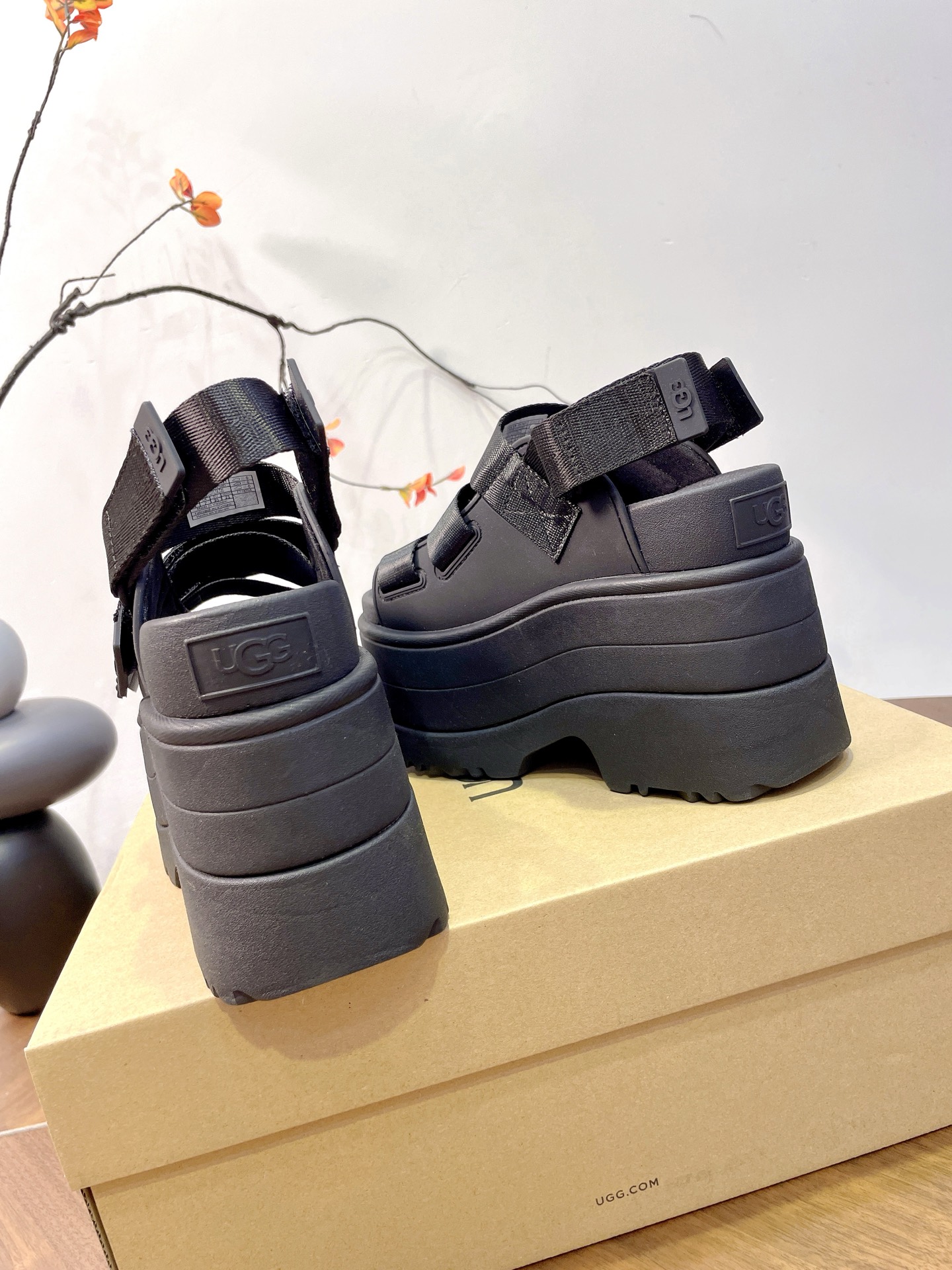 UGG Pei Joo-Chou Sandals: Comfortable, Stylish, Adjustable Straps, Various Colors, Available in Sizes 35-40 - 图片 5