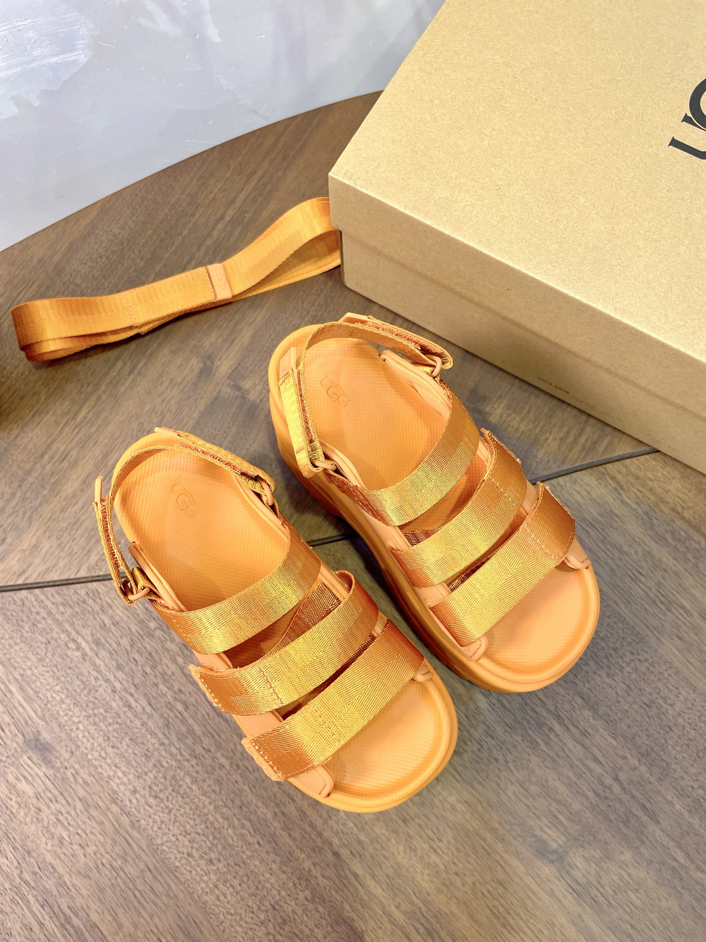 UGG Pei Joo-Chou Sandals: Stylish, Versatile, Comfortable! - 图片 9