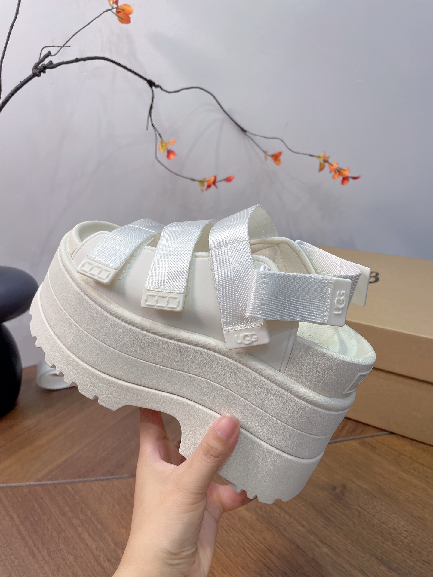 UGG Pei Joo-Chou Sandals: Stylish Design with Comfort and Adjustability! - 图片 1