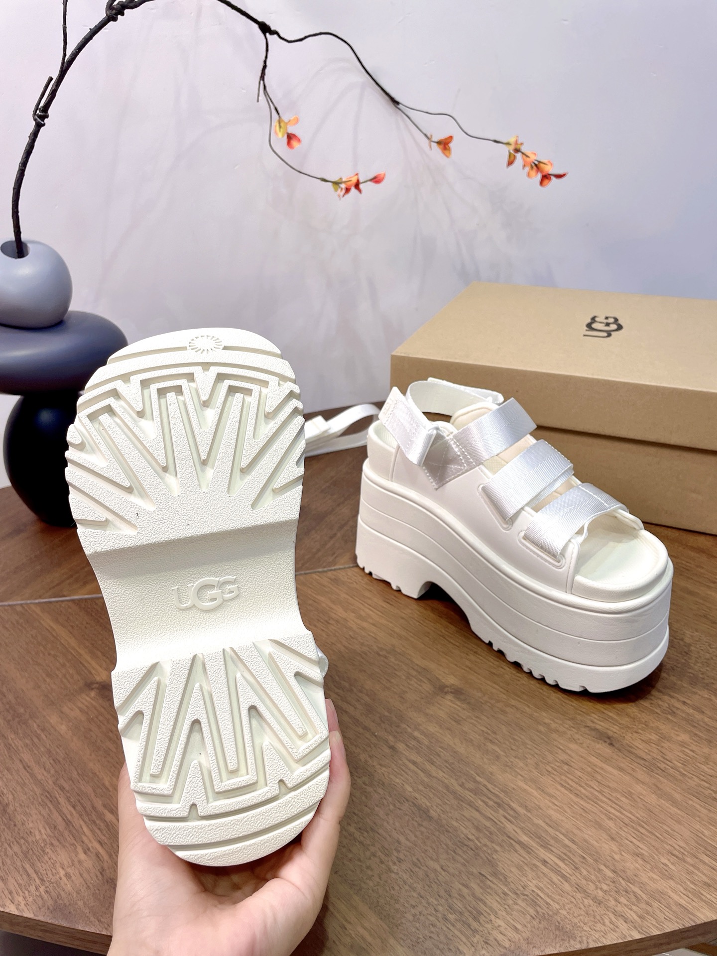 UGG Pei Joo-Chou Sandals: Stylish Design with Comfort and Adjustability! - 图片 9