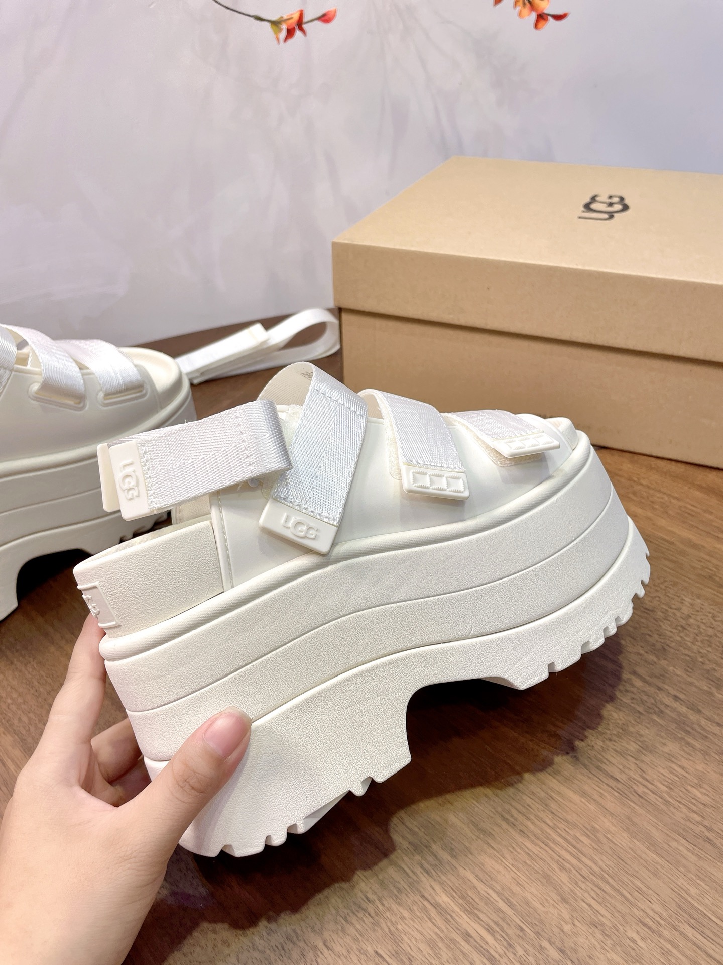 UGG Pei Joo-Chou Sandals: Stylish Design with Comfort and Adjustability! - 图片 5