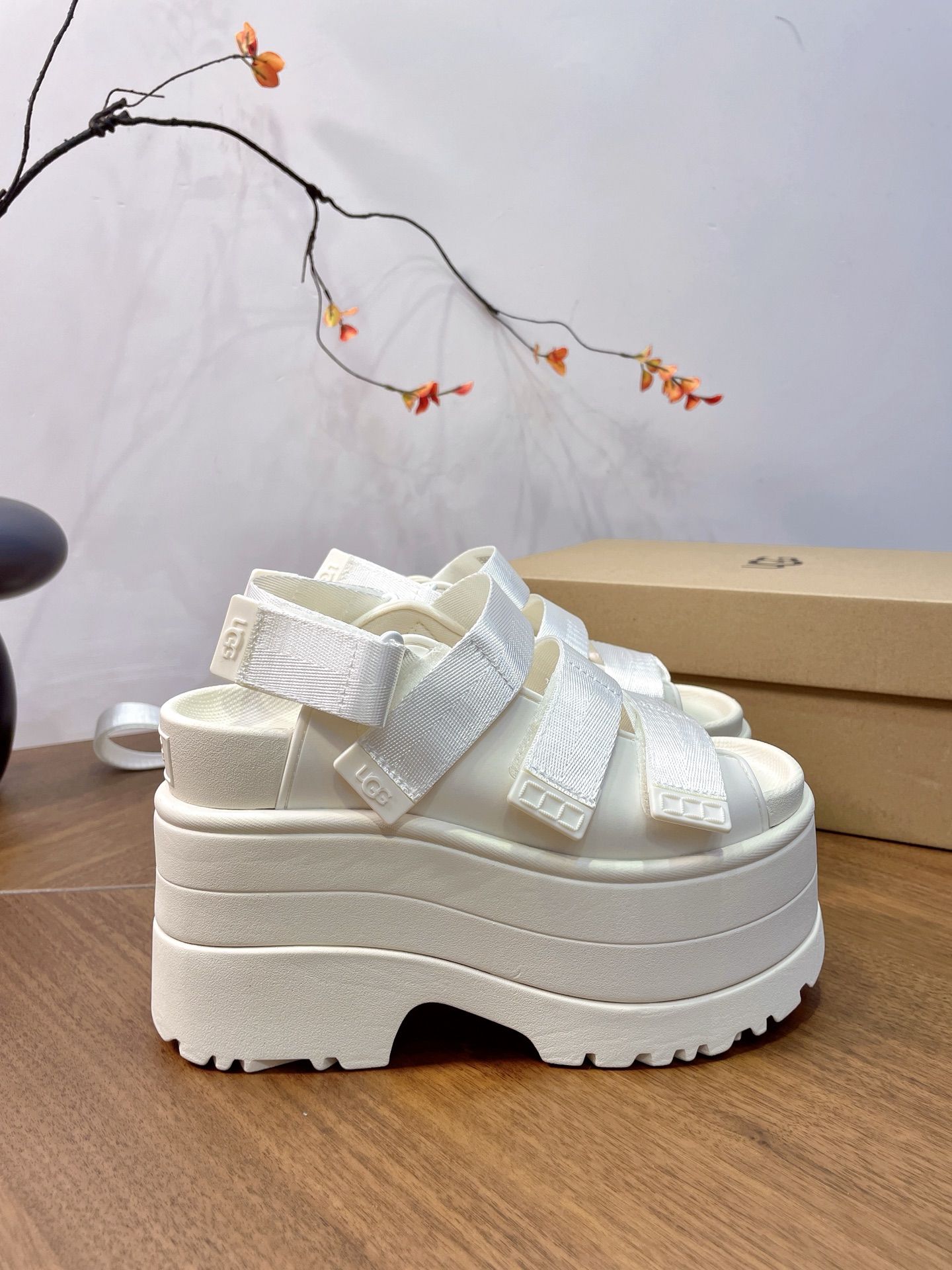 UGG Pei Joo-Chou Sandals: Stylish Design with Comfort and Adjustability! - 图片 3