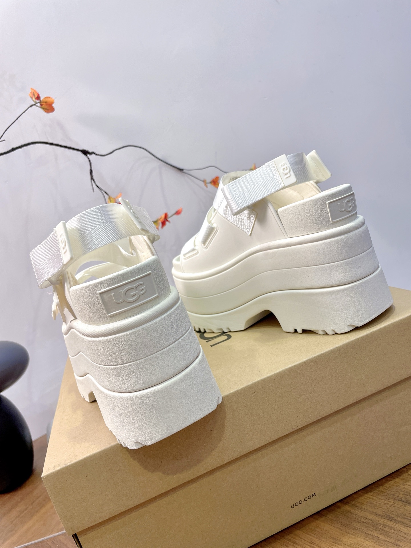 UGG Pei Joo-Chou Sandals: Stylish Design with Comfort and Adjustability! - 图片 6