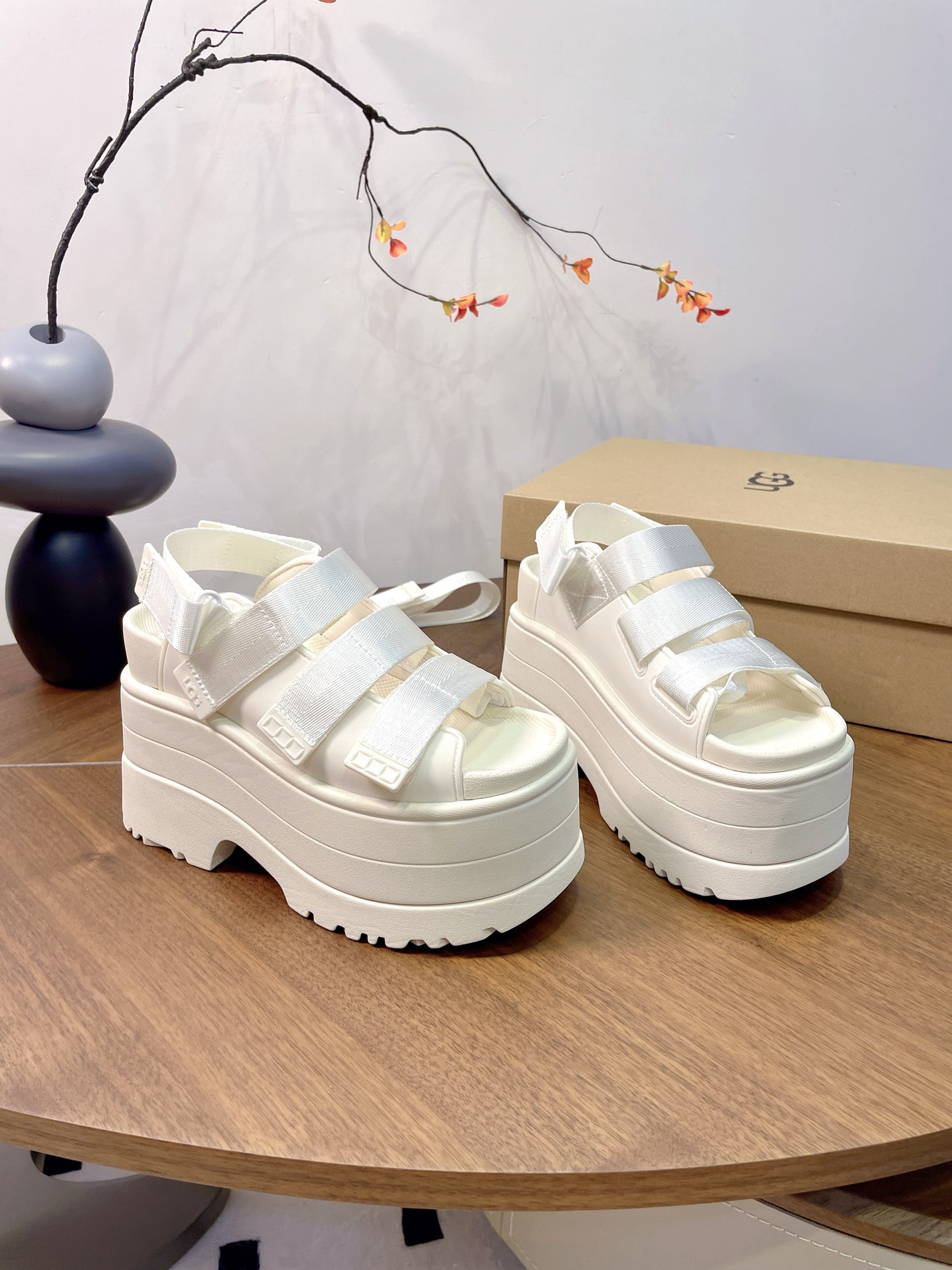 UGG Pei Joo-Chou Sandals: Stylish Design with Comfort and Adjustability! - 图片 2